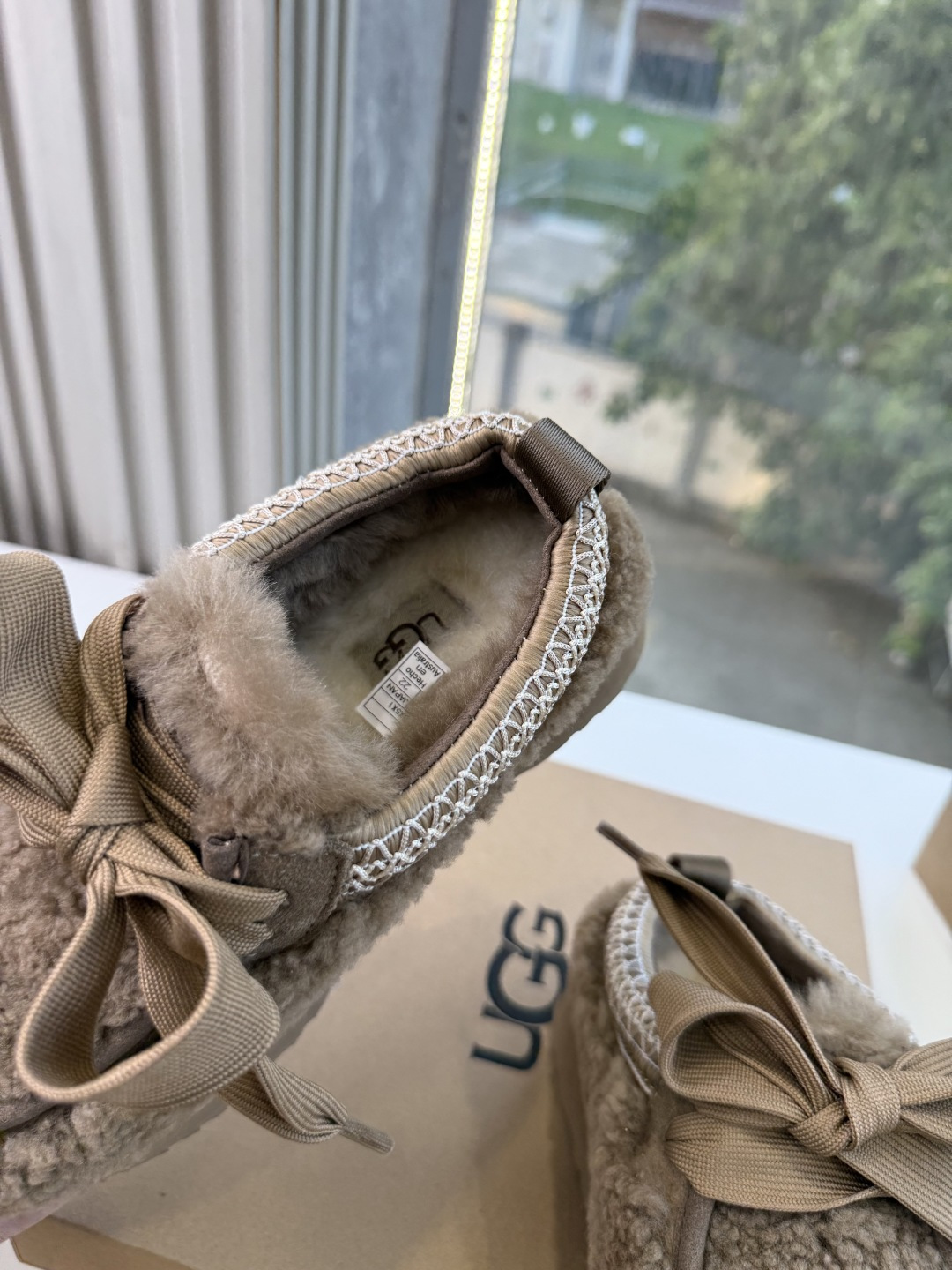 😀G026UGG秋冬新款系列棉鞋雪地靴棉鞋作为的领军品牌，这双新款同样延续了其一贯的舒适理念，穿在脚上轻盈自在，仿佛踩在