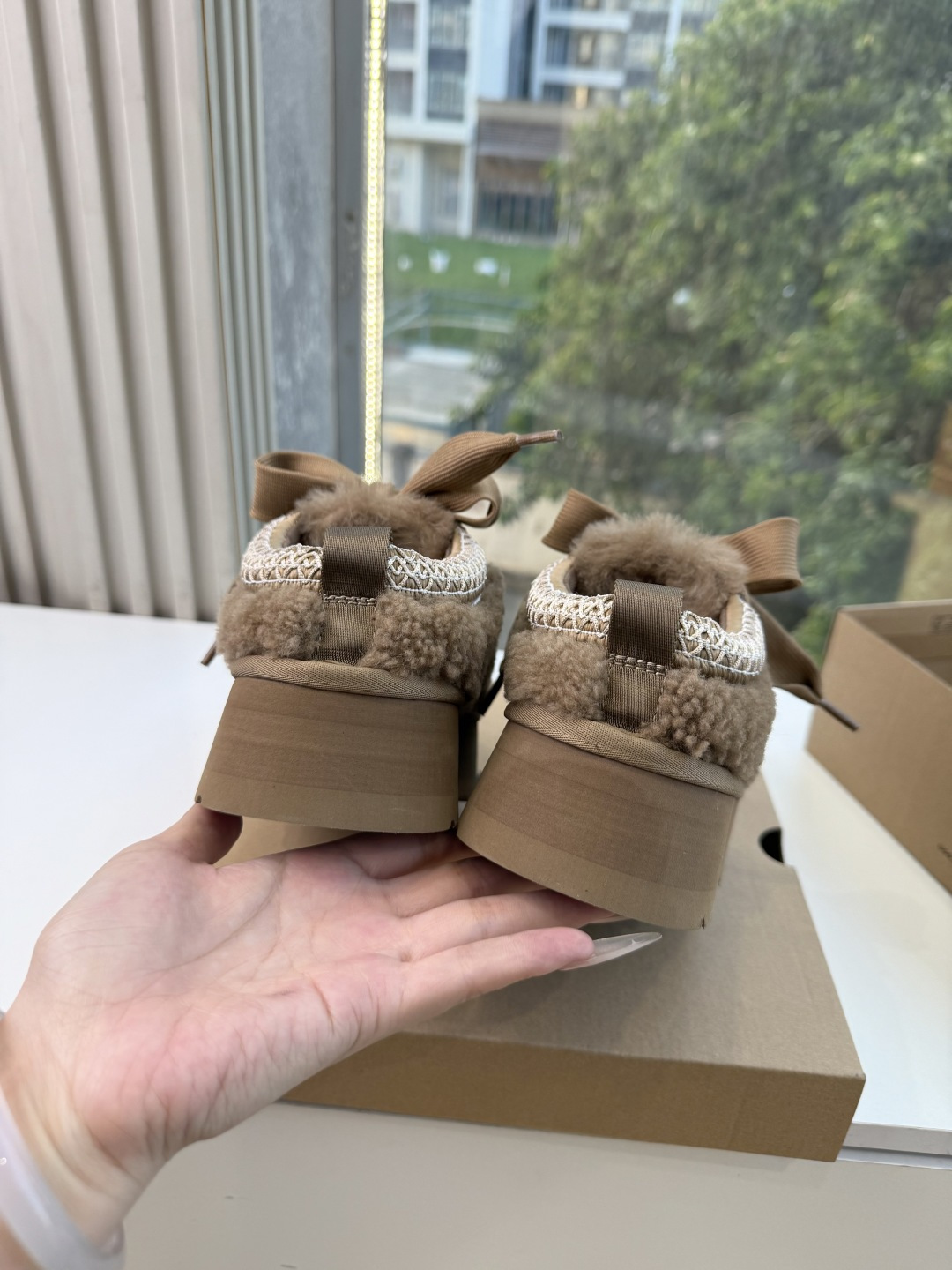 😀G026UGG秋冬新款系列棉鞋雪地靴棉鞋作为的领军品牌，这双新款同样延续了其一贯的舒适理念，穿在脚上轻盈自在，仿佛踩在