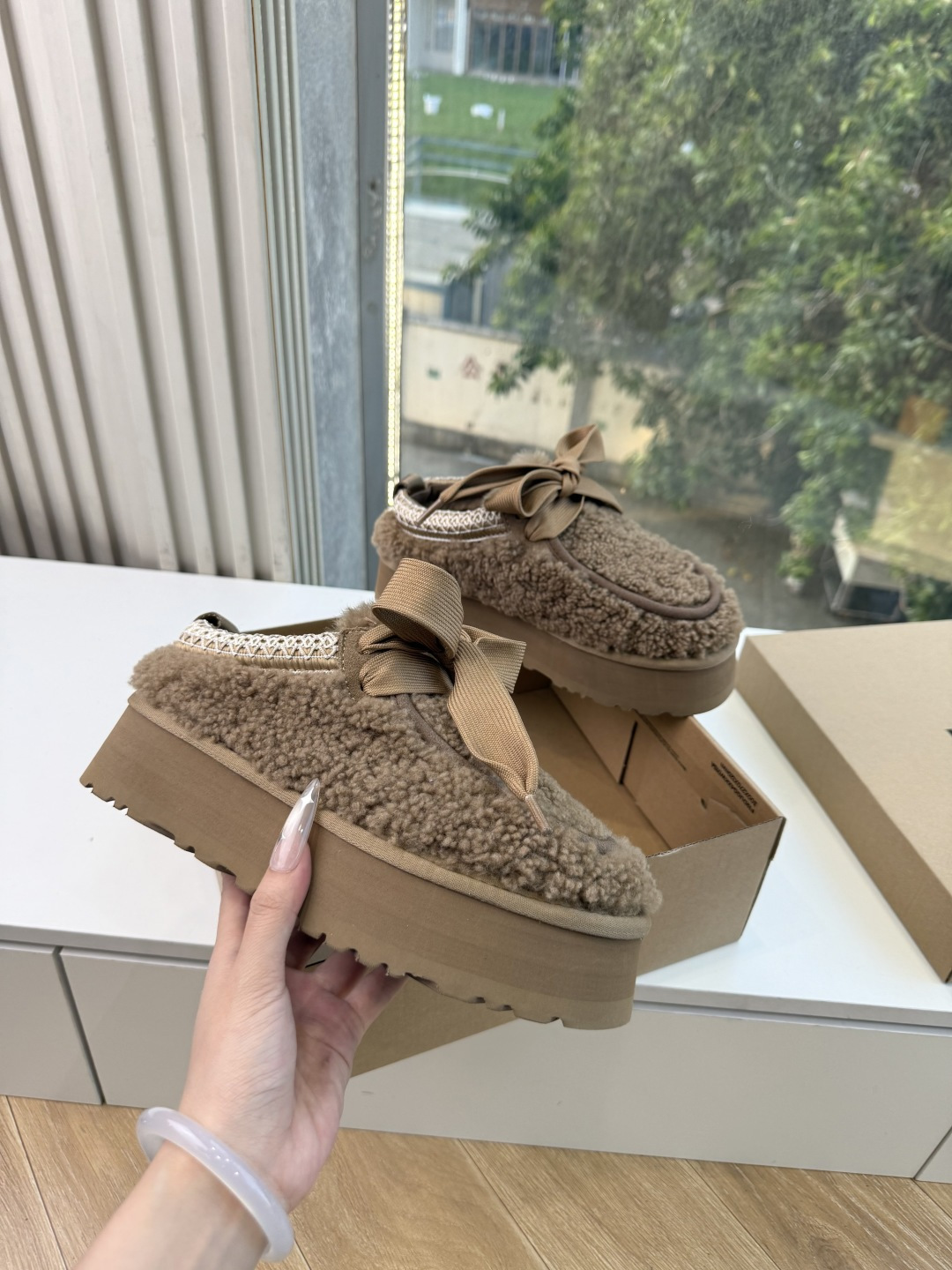 😀G026UGG秋冬新款系列棉鞋雪地靴棉鞋作为的领军品牌，这双新款同样延续了其一贯的舒适理念，穿在脚上轻盈自在，仿佛踩在