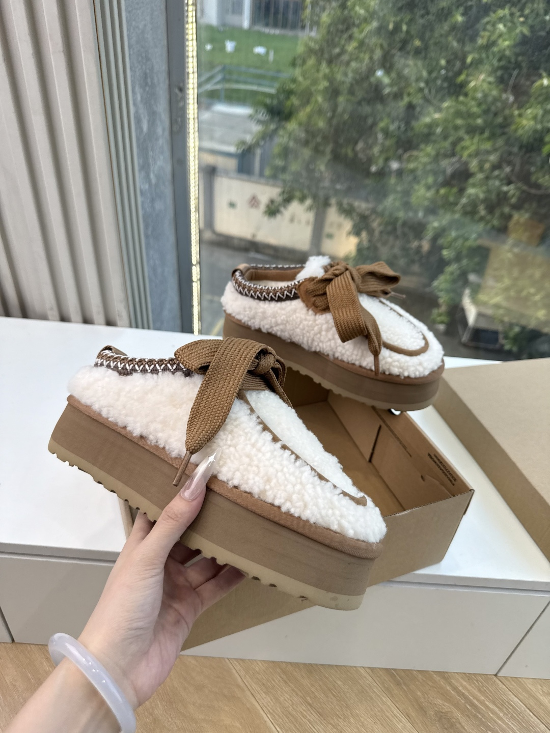 😀G026UGG秋冬新款系列棉鞋雪地靴棉鞋作为的领军品牌，这双新款同样延续了其一贯的舒适理念，穿在脚上轻盈自在，仿佛踩在