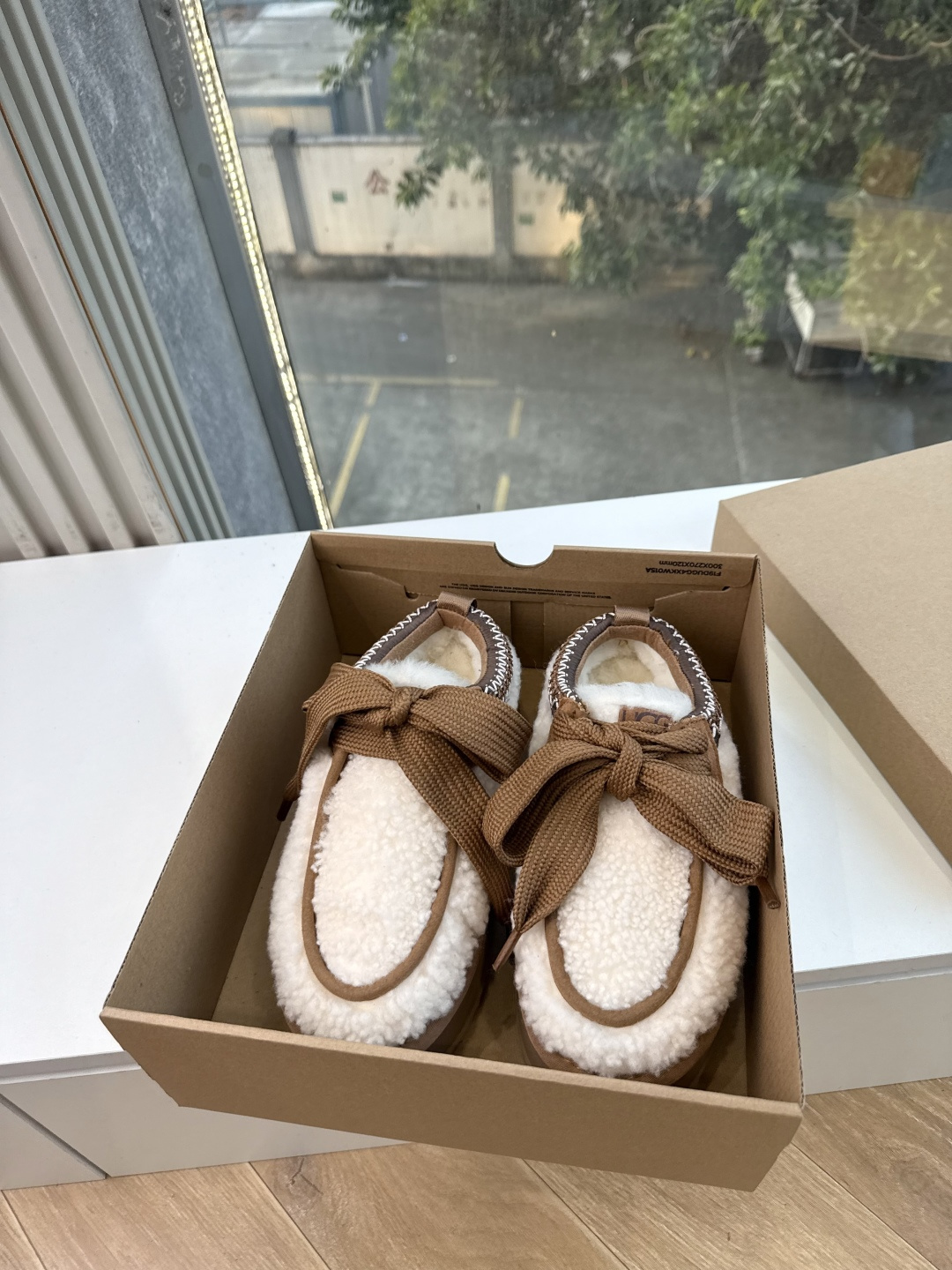 😀G026UGG秋冬新款系列棉鞋雪地靴棉鞋作为的领军品牌，这双新款同样延续了其一贯的舒适理念，穿在脚上轻盈自在，仿佛踩在