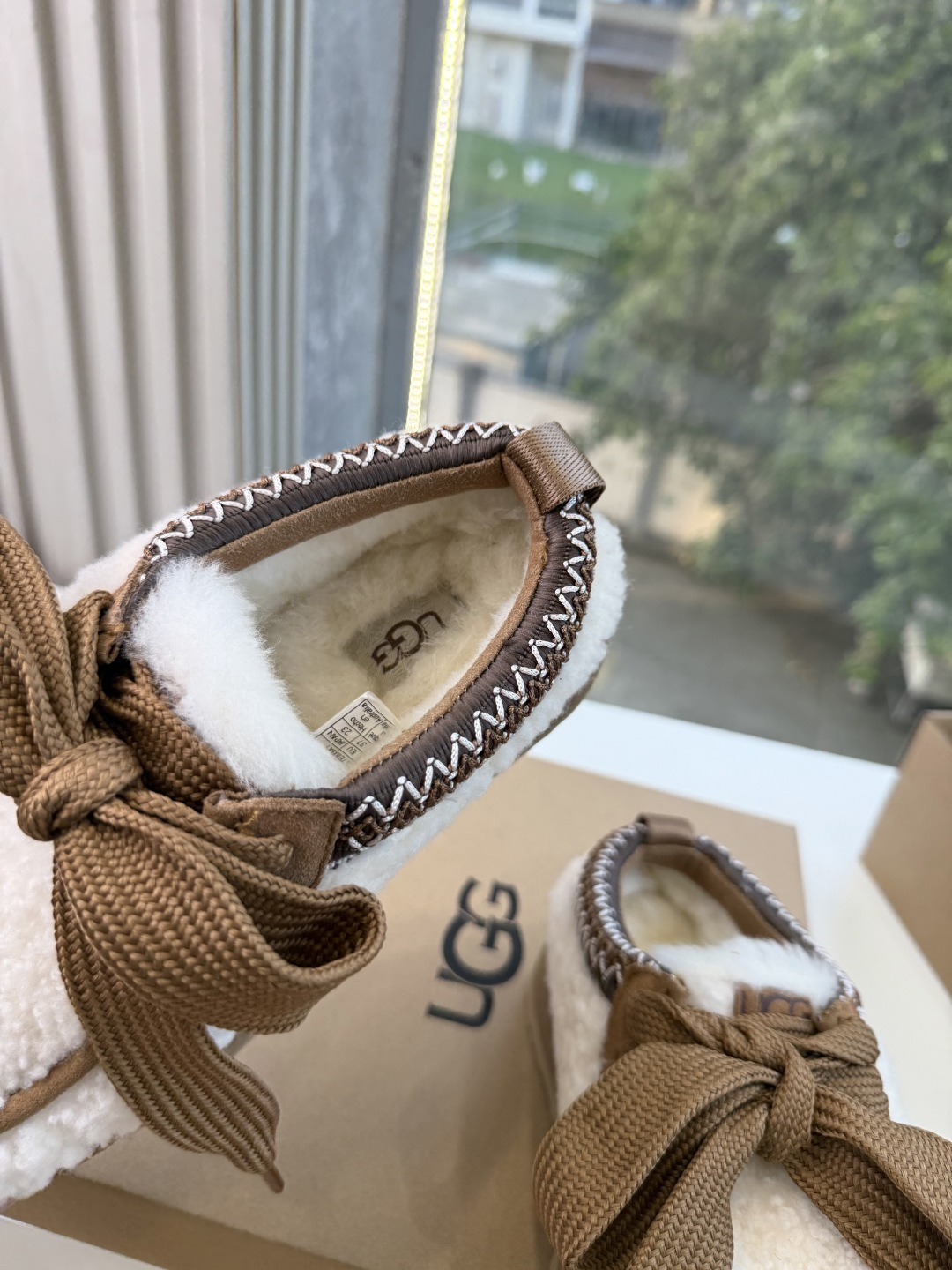 😀G026UGG秋冬新款系列棉鞋雪地靴棉鞋作为的领军品牌，这双新款同样延续了其一贯的舒适理念，穿在脚上轻盈自在，仿佛踩在