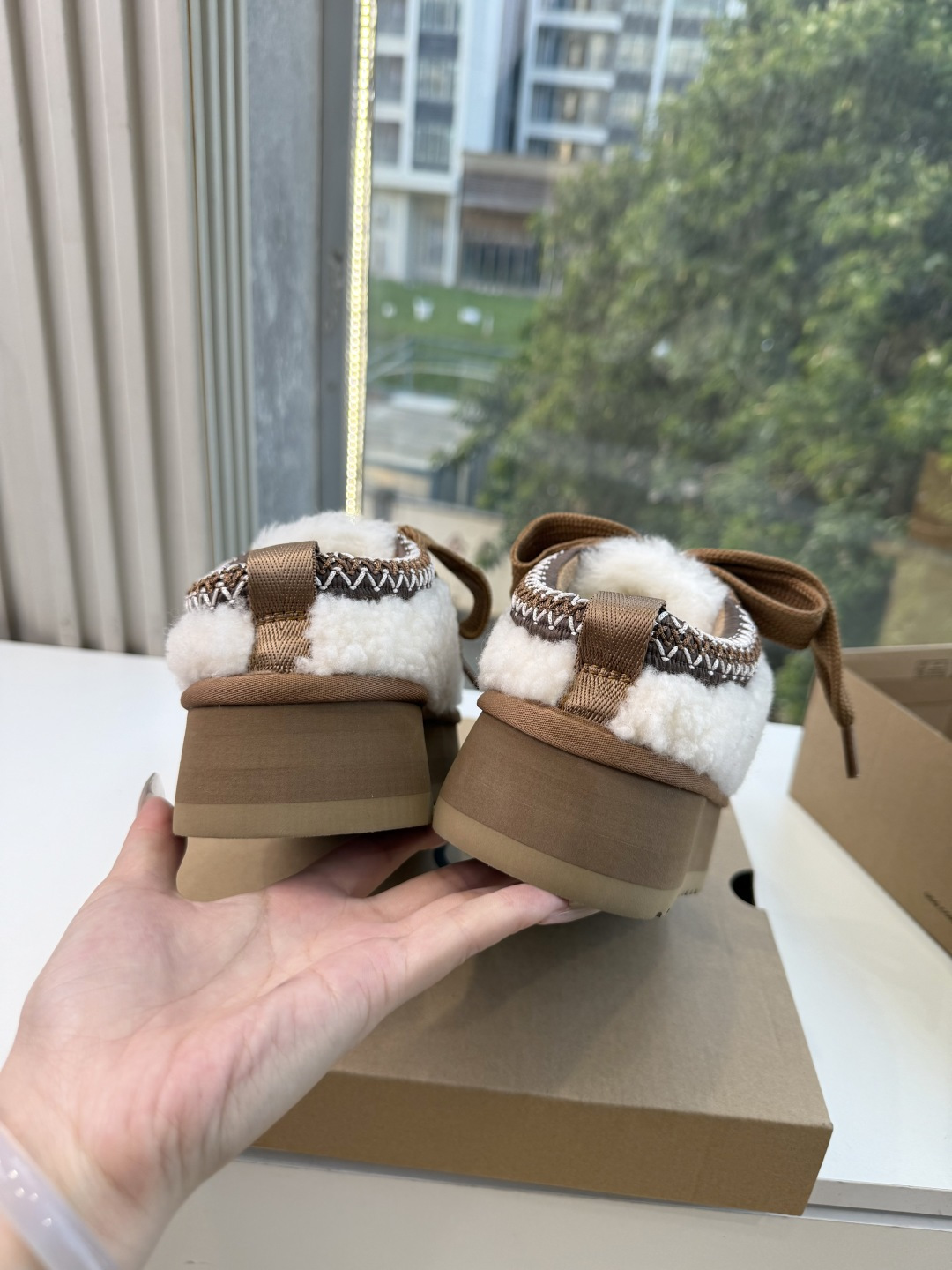 😀G026UGG秋冬新款系列棉鞋雪地靴棉鞋作为的领军品牌，这双新款同样延续了其一贯的舒适理念，穿在脚上轻盈自在，仿佛踩在