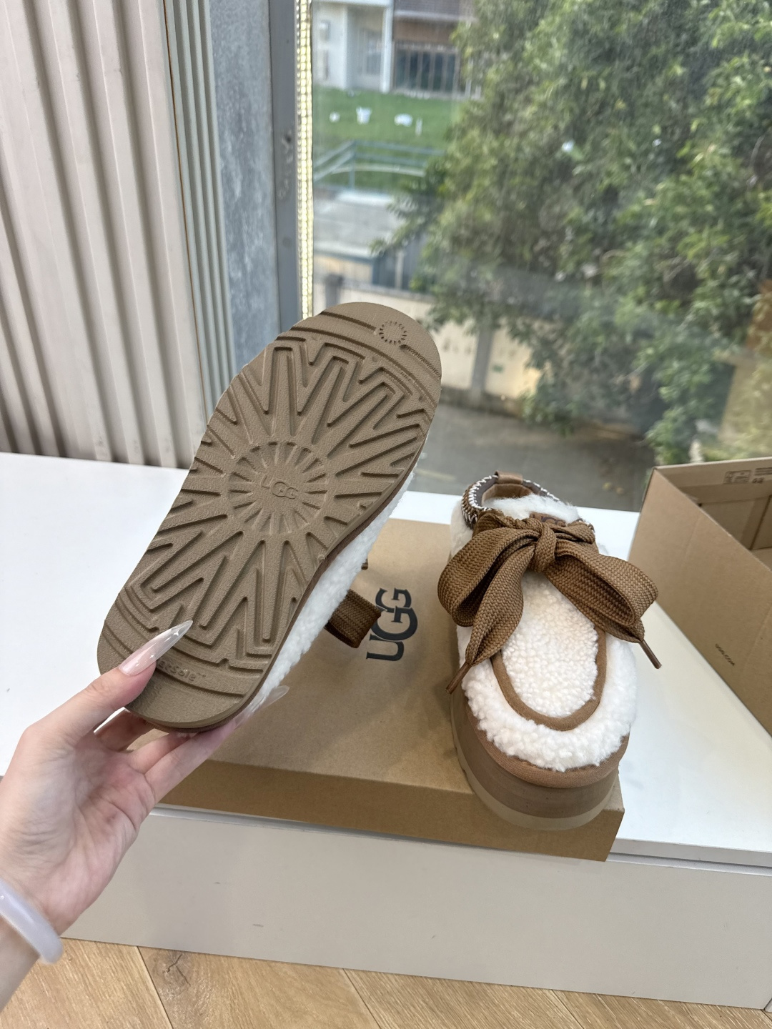 😀G026UGG秋冬新款系列棉鞋雪地靴棉鞋作为的领军品牌，这双新款同样延续了其一贯的舒适理念，穿在脚上轻盈自在，仿佛踩在