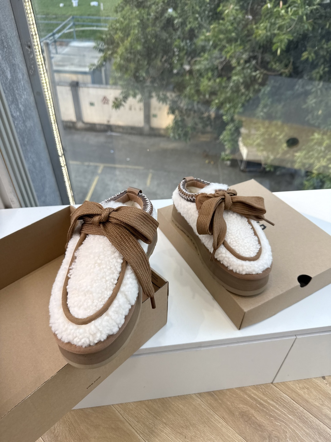 😀G026UGG秋冬新款系列棉鞋雪地靴棉鞋作为的领军品牌，这双新款同样延续了其一贯的舒适理念，穿在脚上轻盈自在，仿佛踩在