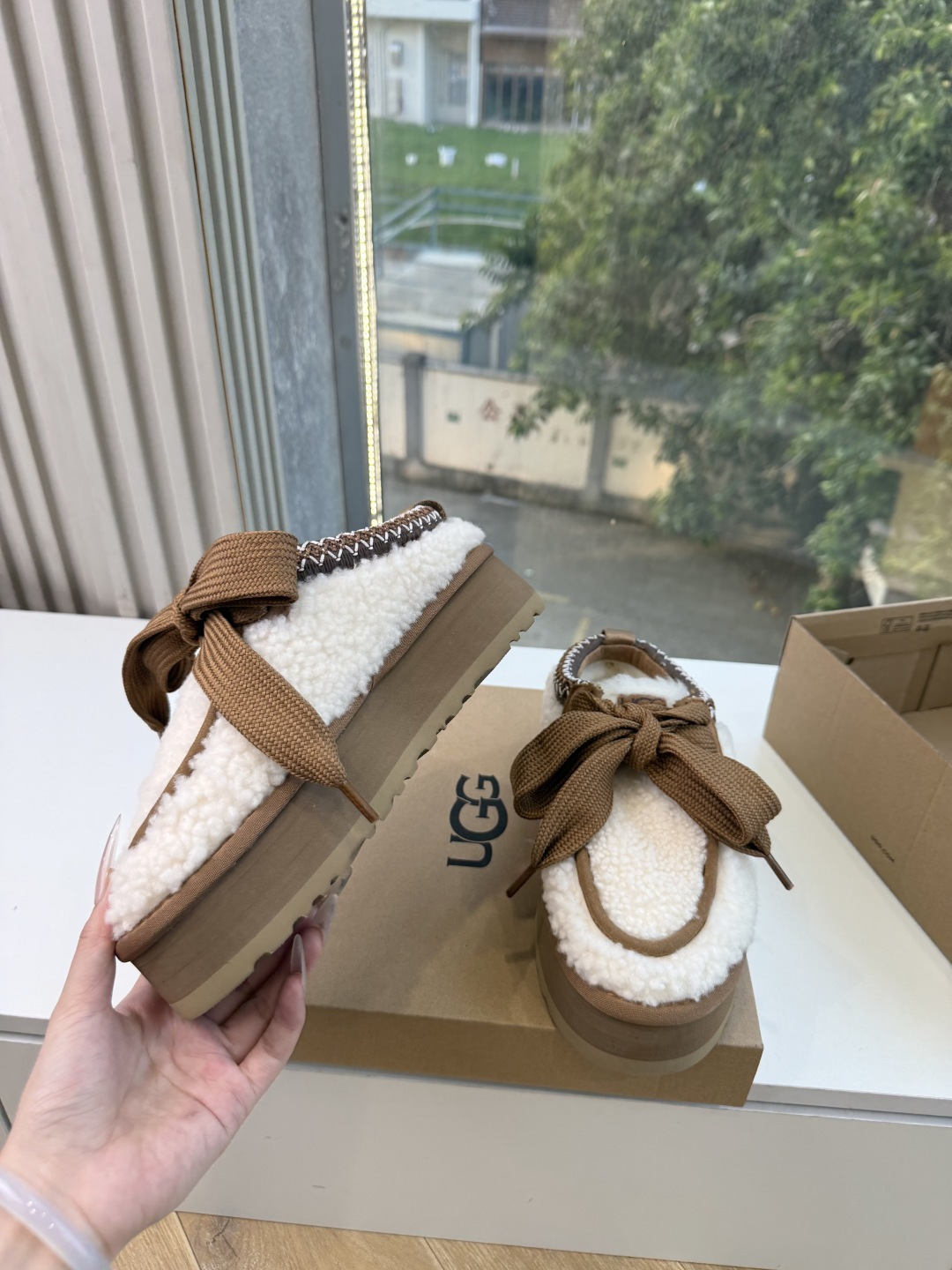 😀G026UGG秋冬新款系列棉鞋雪地靴棉鞋作为的领军品牌，这双新款同样延续了其一贯的舒适理念，穿在脚上轻盈自在，仿佛踩在