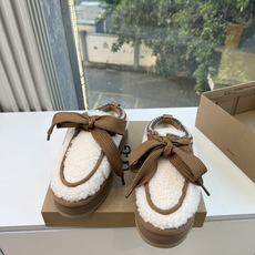 😀G026UGG秋冬新款系列棉鞋雪地靴棉鞋作为的领军品牌,这双新款同样延续了其一贯的舒适理念,穿在脚上轻盈自在,仿佛踩在 😀G026UGG秋冬新款系列棉鞋雪地靴棉鞋作为的领军品牌,这双新款同样延续了其一贯的舒适理念,穿在脚上轻盈自在,仿佛踩在