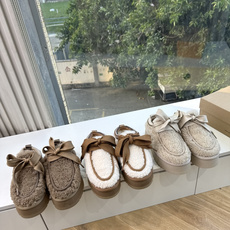 😀G026UGG秋冬新款系列棉鞋雪地靴棉鞋作为的领军品牌,这双新款同样延续了其一贯的舒适理念,穿在脚上轻盈自在,仿佛踩在 😀G026UGG秋冬新款系列棉鞋雪地靴棉鞋作为的领军品牌,这双新款同样延续了其一贯的舒适理念,穿在脚上轻盈自在,仿佛踩在