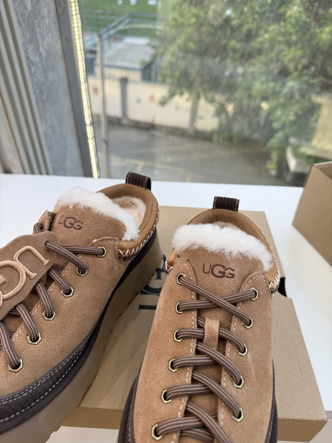 😀G026UGG秋冬新款系列棉鞋雪地靴棉鞋作为的领军品牌，这双新款同样延续了其一贯的舒适理念，穿在脚上轻盈自在，仿佛踩在