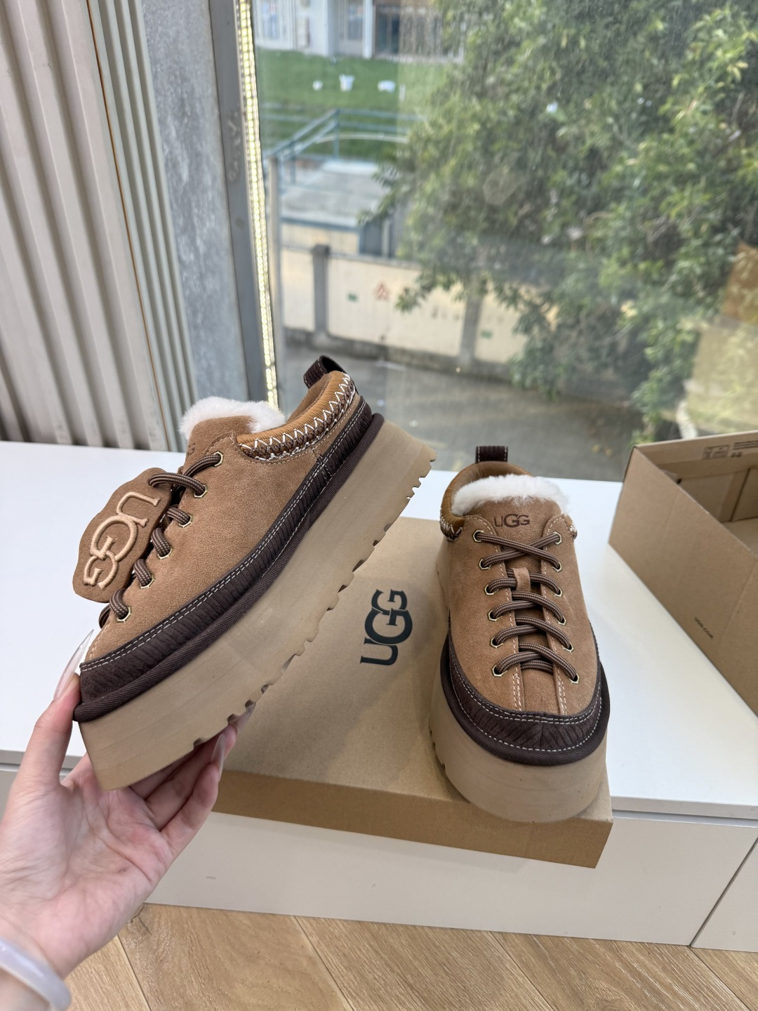 😀G026UGG秋冬新款系列棉鞋雪地靴棉鞋作为的领军品牌，这双新款同样延续了其一贯的舒适理念，穿在脚上轻盈自在，仿佛踩在