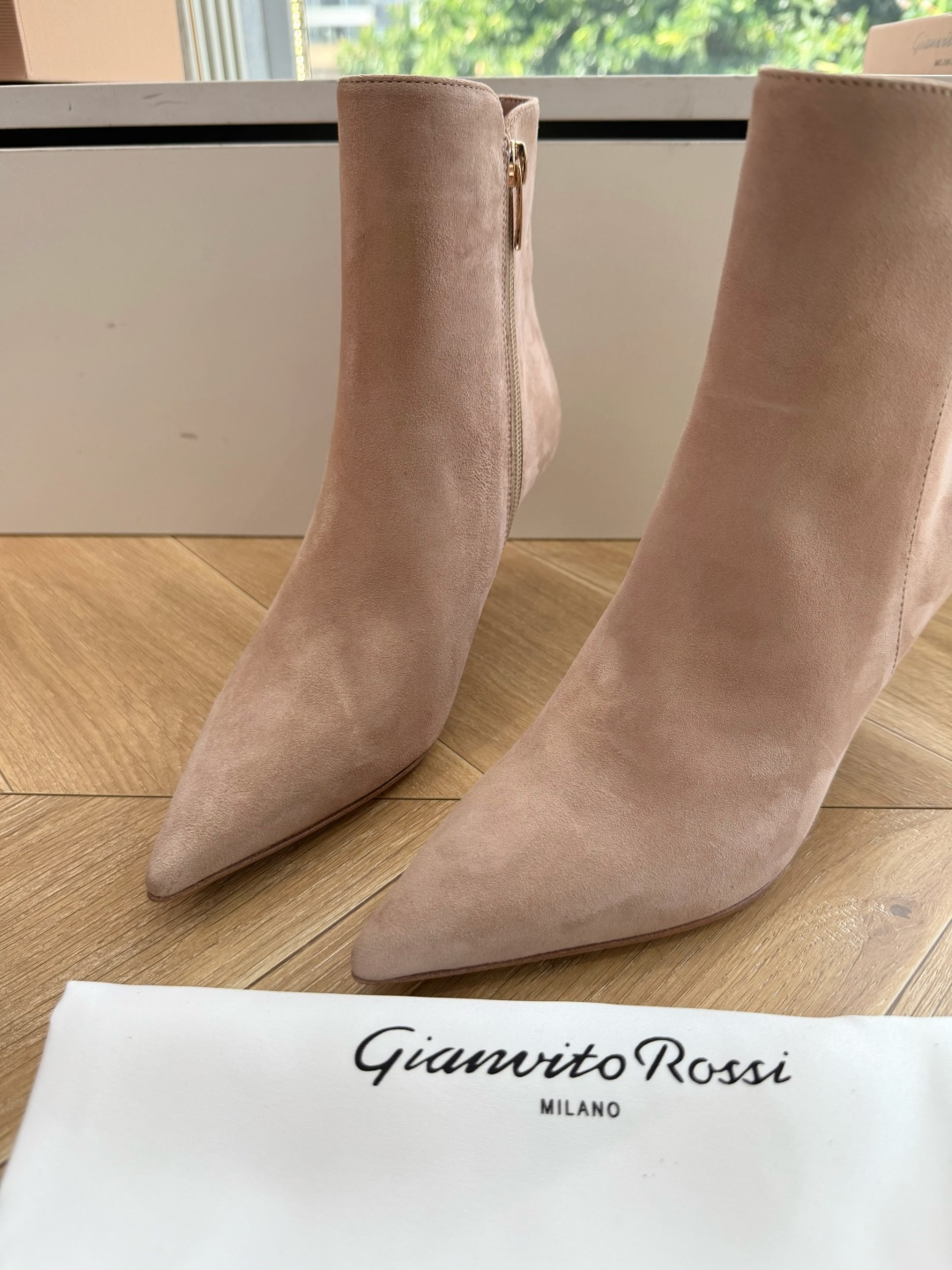 G305🦁吉安维托·罗西GianvitoRossi 秋冬短靴轻松移动，方头短靴 素面设计，简单大方。时尚亮点！秉承了其传