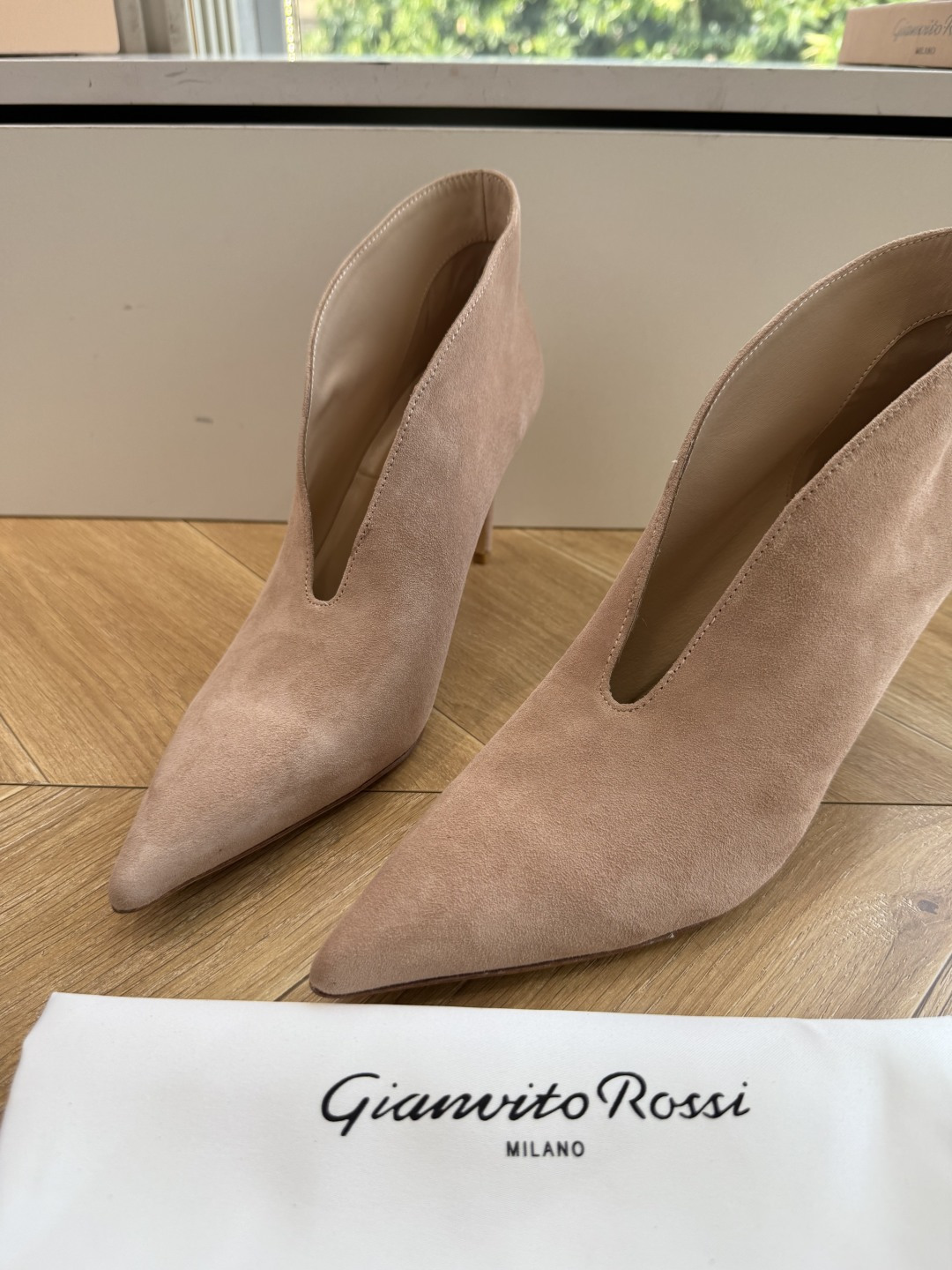 G305🦁吉安维托·罗西GianvitoRossi 秋冬短靴轻松移动,方头短靴 素面设计,简单大方。时尚亮点!秉承了其传 G305🦁吉安维托·罗西GianvitoRossi 秋冬短靴轻松移动,方头短靴 素面设计,简单大方。时尚亮点!秉承了其传