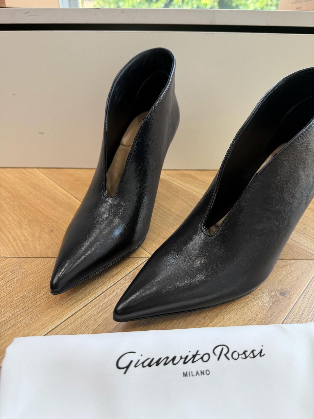 G305🦁吉安维托·罗西GianvitoRossi 秋冬短靴轻松移动，方头短靴 素面设计，简单大方。时尚亮点！秉承了其传
