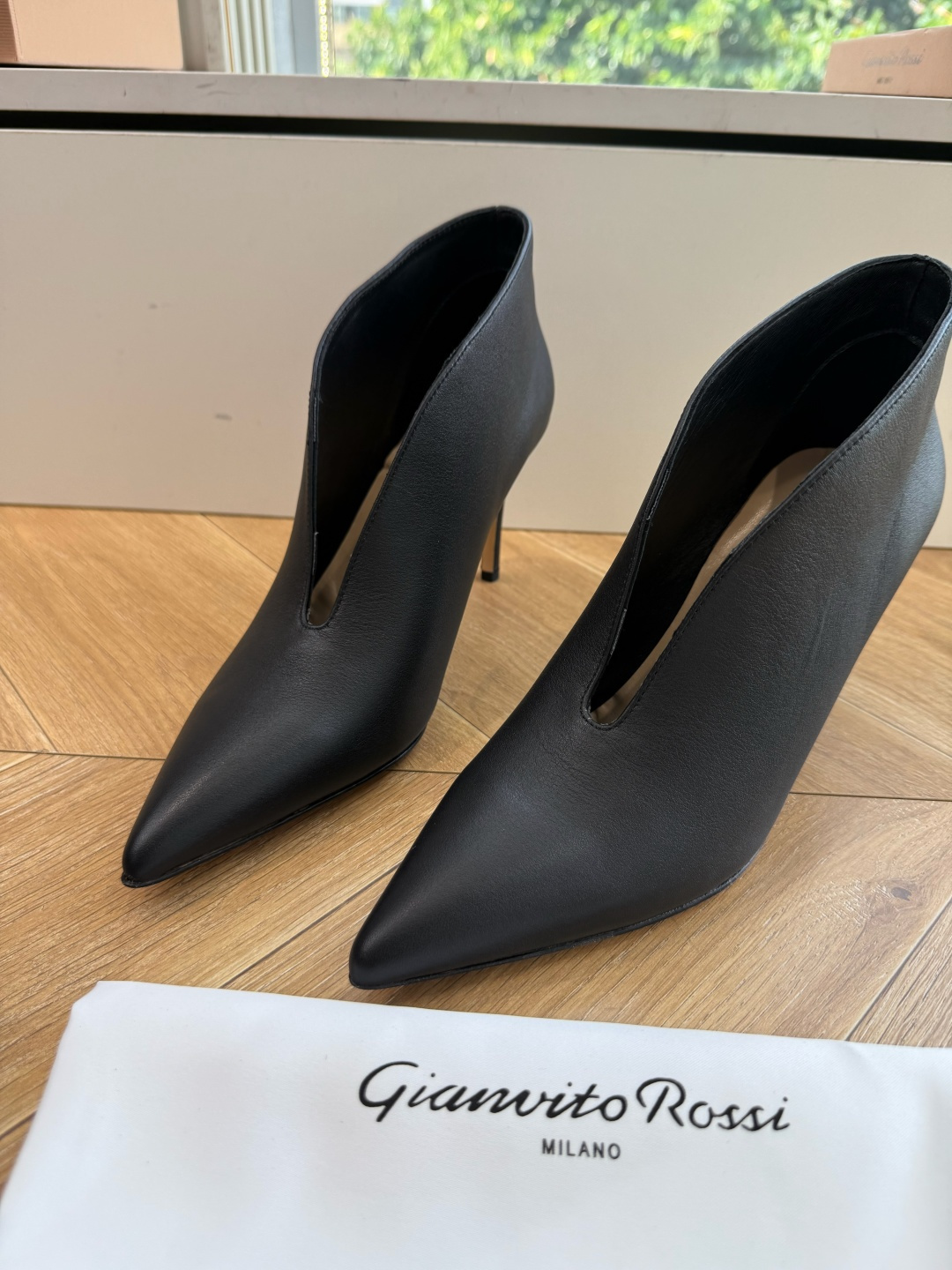 G305🦁吉安维托·罗西GianvitoRossi 秋冬短靴轻松移动，方头短靴 素面设计，简单大方。时尚亮点！秉承了其传