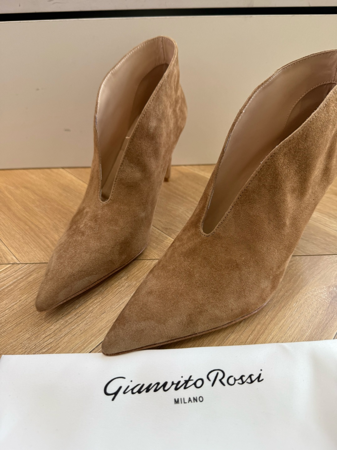 G305🦁吉安维托·罗西GianvitoRossi 秋冬短靴轻松移动，方头短靴 素面设计，简单大方。时尚亮点！秉承了其传