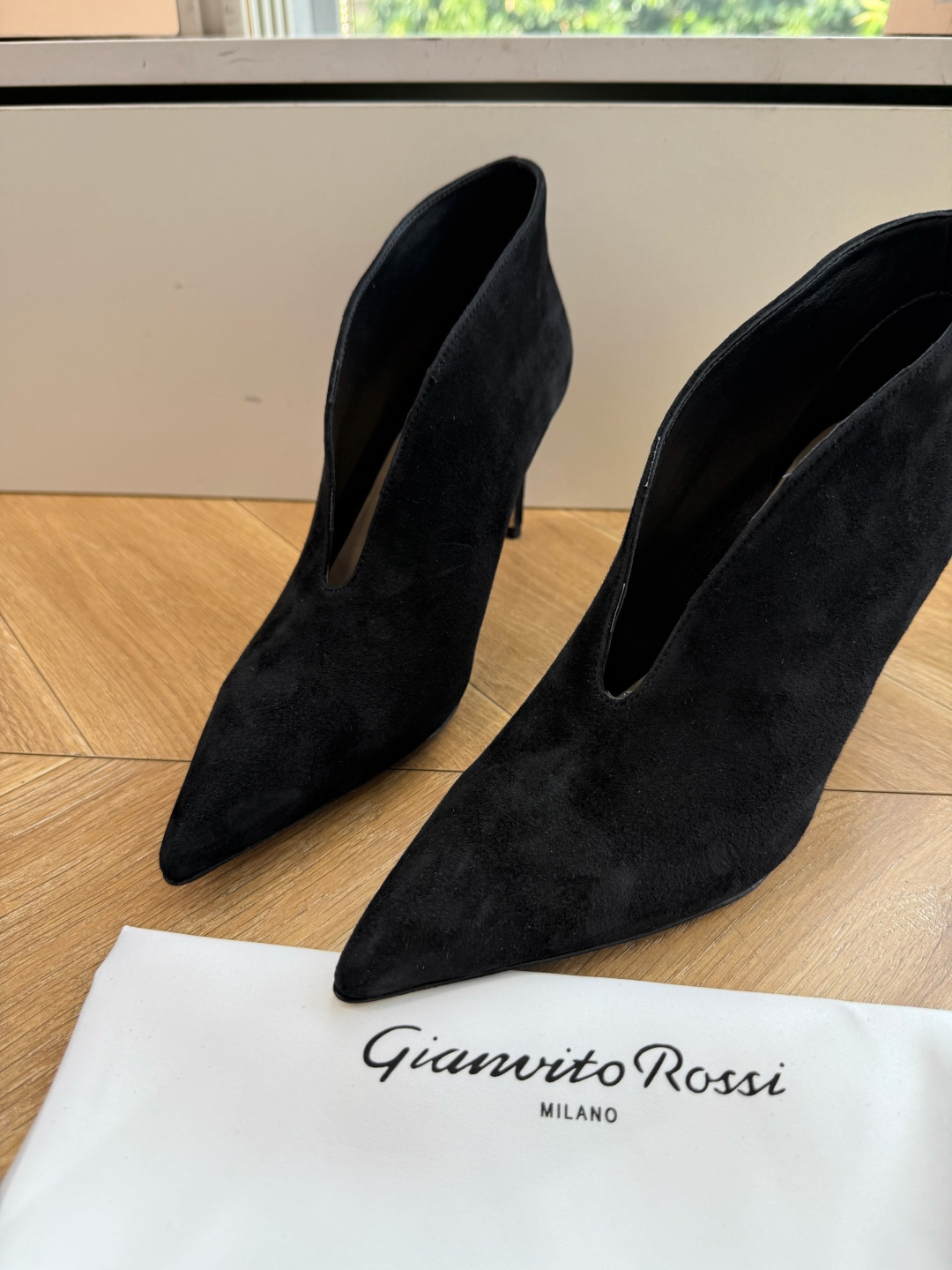 G305🦁吉安维托·罗西GianvitoRossi 秋冬短靴轻松移动,方头短靴 素面设计,简单大方。时尚亮点!秉承了其传 G305🦁吉安维托·罗西GianvitoRossi 秋冬短靴轻松移动,方头短靴 素面设计,简单大方。时尚亮点!秉承了其传