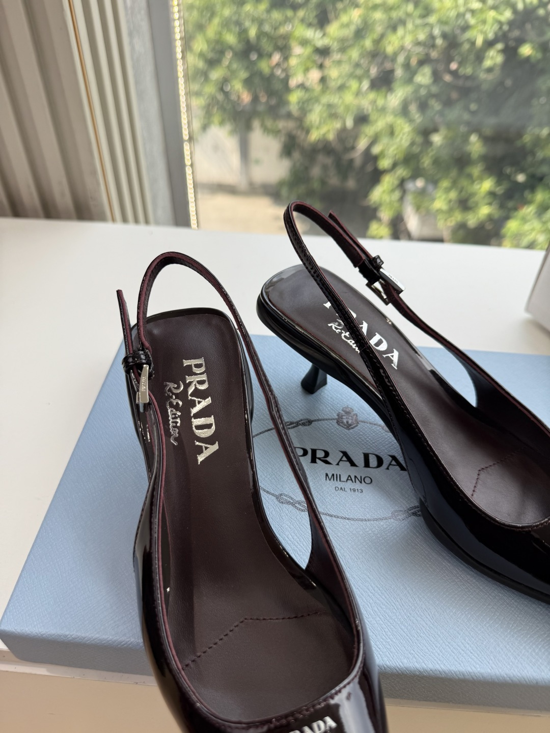 G887[微笑]新款 Prada 普拉达走秀款尖头镂空高跟鞋 复古老钱风单鞋/凉鞋 未来科技感满满 时尚界久违的极简之美