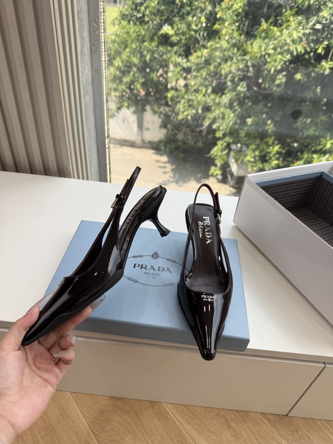 G887[微笑]新款 Prada 普拉达走秀款尖头镂空高跟鞋 复古老钱风单鞋/凉鞋 未来科技感满满 时尚界久违的极简之美