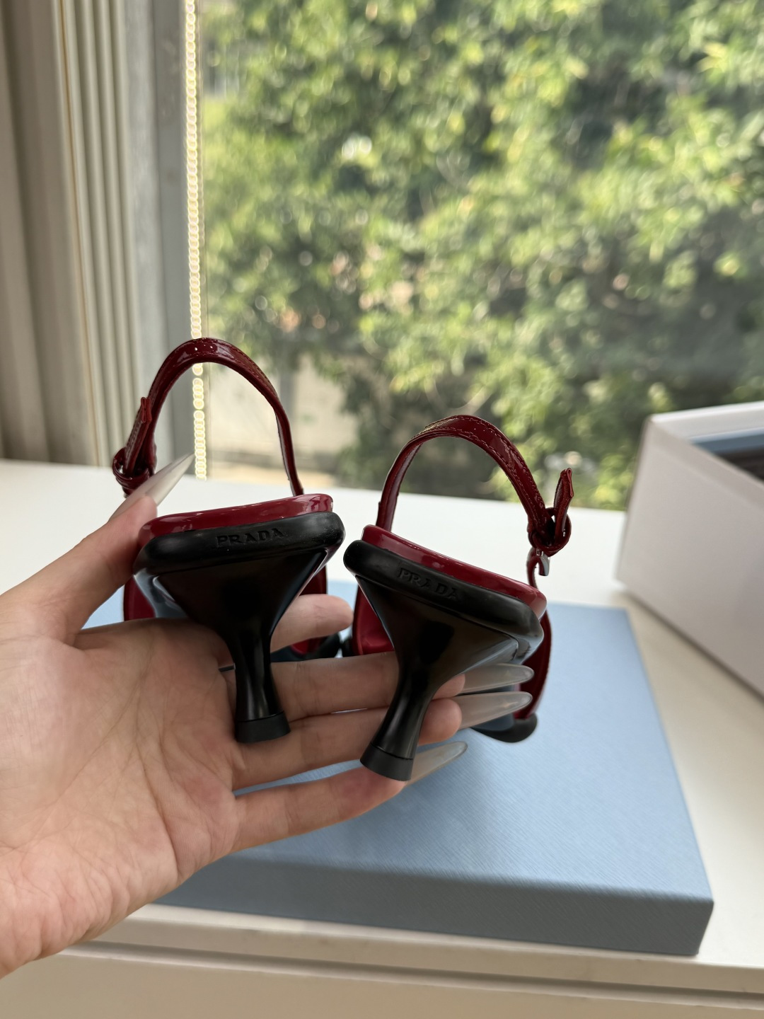 G887[微笑]新款 Prada 普拉达走秀款尖头镂空高跟鞋 复古老钱风单鞋/凉鞋 未来科技感满满 时尚界久违的极简之美