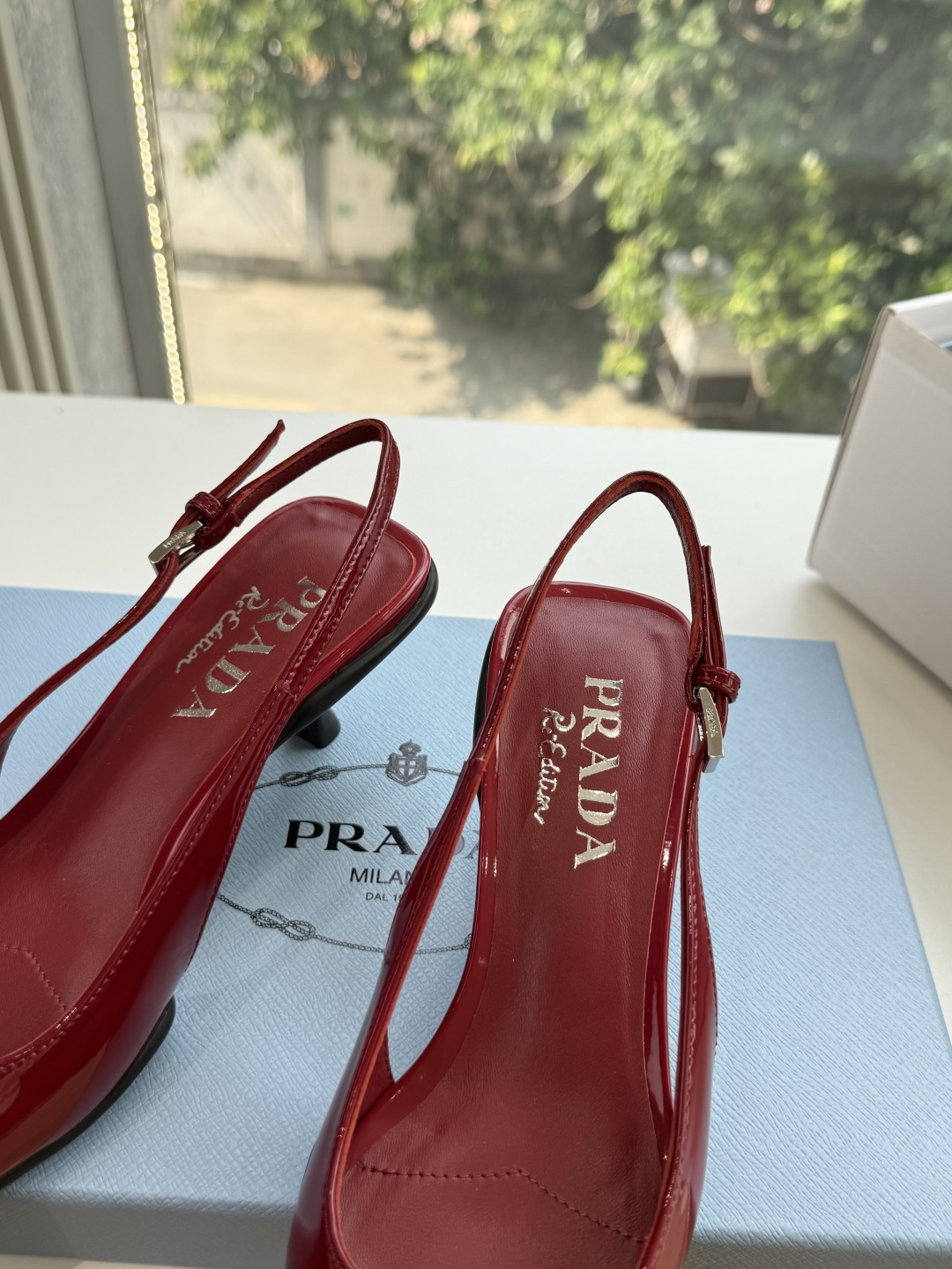 G887[微笑]新款 Prada 普拉达走秀款尖头镂空高跟鞋 复古老钱风单鞋/凉鞋 未来科技感满满 时尚界久违的极简之美