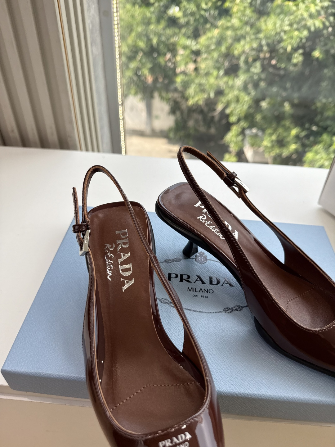 G887[微笑]新款 Prada 普拉达走秀款尖头镂空高跟鞋 复古老钱风单鞋/凉鞋 未来科技感满满 时尚界久违的极简之美