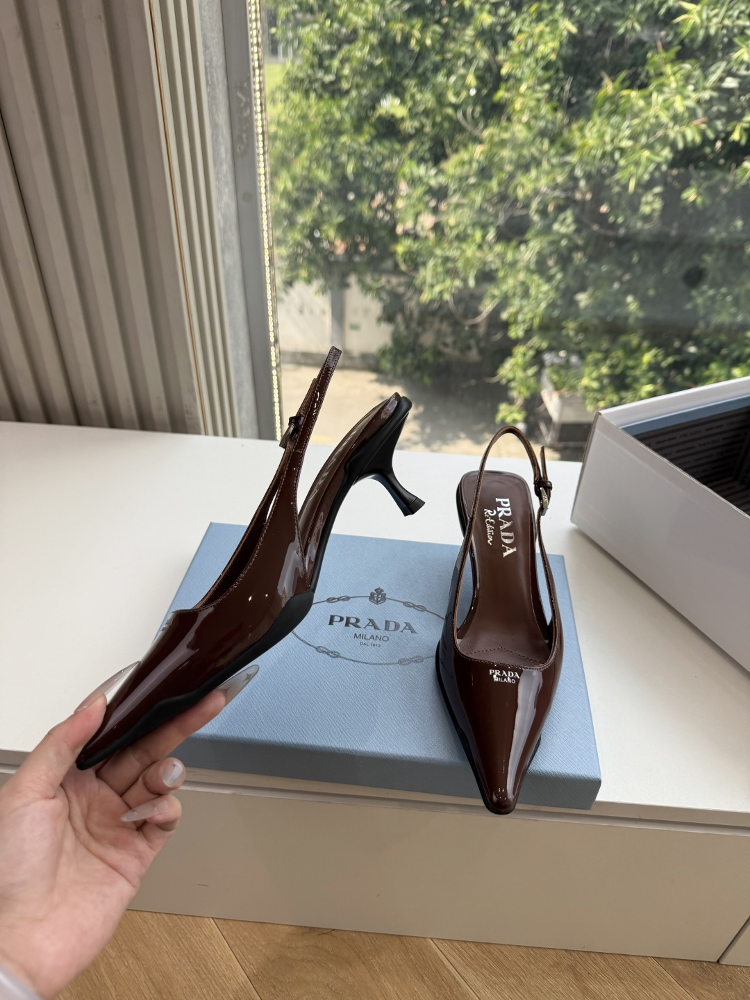 G887[微笑]新款 Prada 普拉达走秀款尖头镂空高跟鞋 复古老钱风单鞋/凉鞋 未来科技感满满 时尚界久违的极简之美