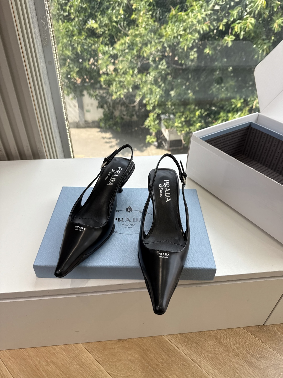 G887[微笑]新款 Prada 普拉达走秀款尖头镂空高跟鞋 复古老钱风单鞋/凉鞋 未来科技感满满 时尚界久违的极简之美