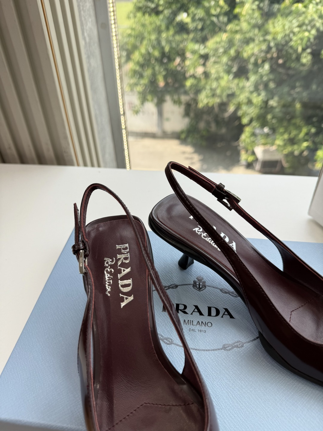 G887[微笑]新款 Prada 普拉达走秀款尖头镂空高跟鞋 复古老钱风单鞋/凉鞋 未来科技感满满 时尚界久违的极简之美