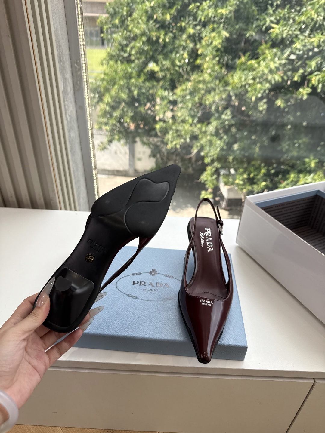 G887[微笑]新款 Prada 普拉达走秀款尖头镂空高跟鞋 复古老钱风单鞋/凉鞋 未来科技感满满 时尚界久违的极简之美