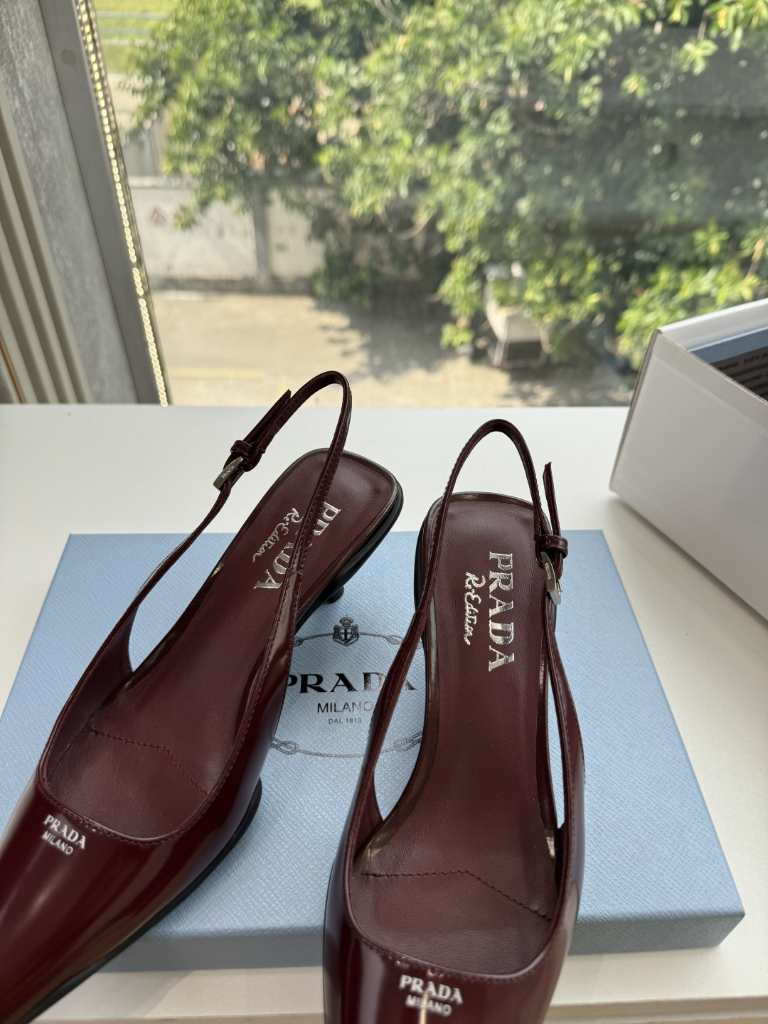 G887[微笑]新款 Prada 普拉达走秀款尖头镂空高跟鞋 复古老钱风单鞋/凉鞋 未来科技感满满 时尚界久违的极简之美