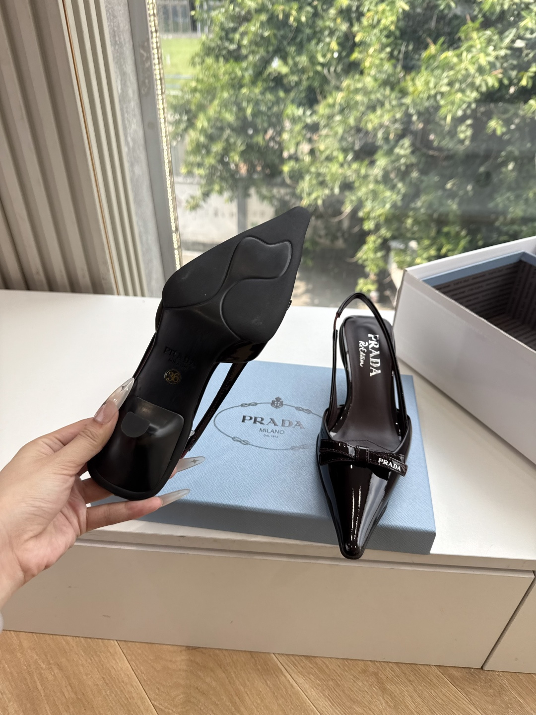 G887[微笑]新款 Prada 普拉达走秀款尖头镂空高跟鞋 复古老钱风单鞋/凉鞋 未来科技感满满 时尚界久违的极简之美