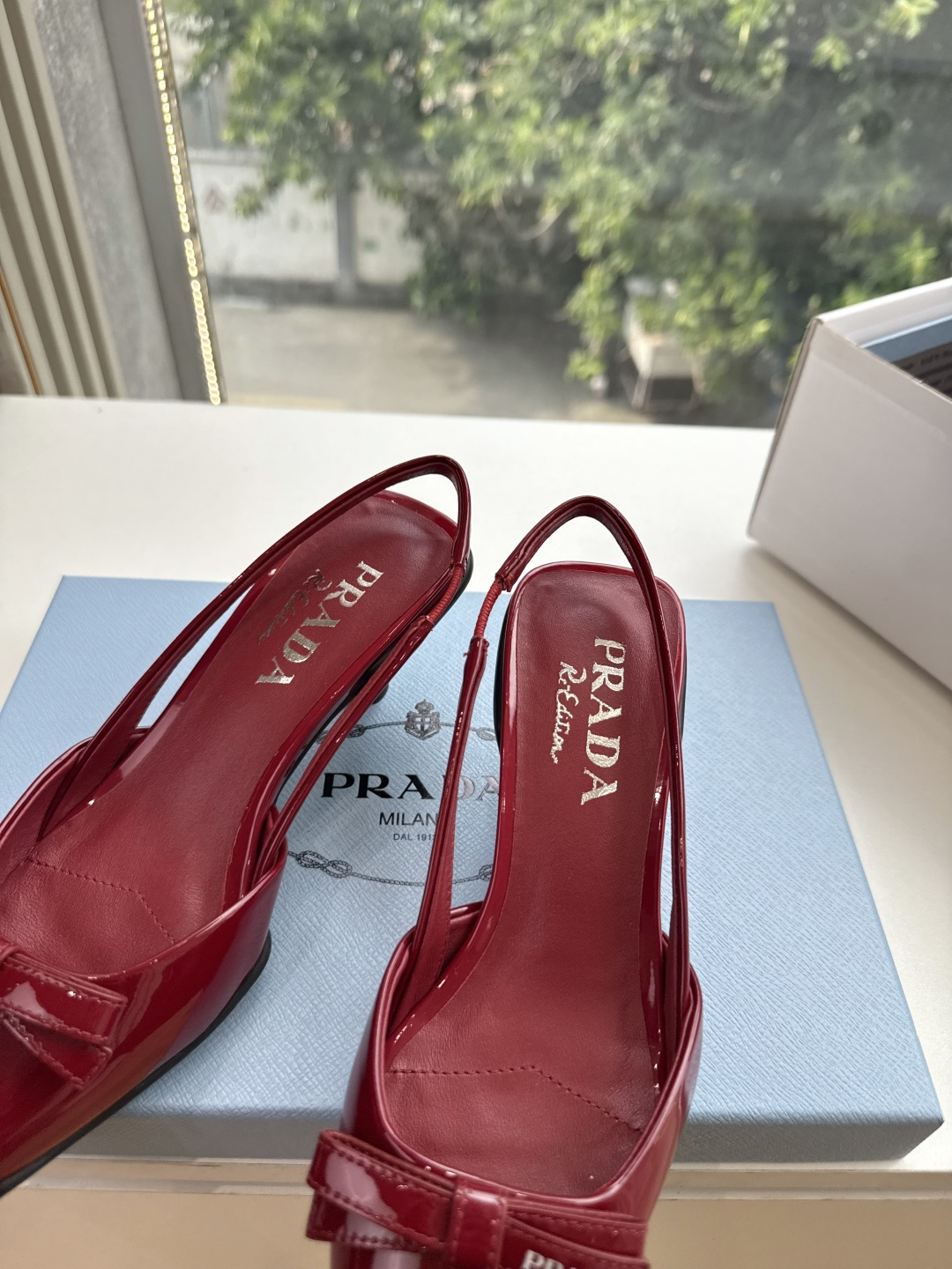 G887[微笑]新款 Prada 普拉达走秀款尖头镂空高跟鞋 复古老钱风单鞋/凉鞋 未来科技感满满 时尚界久违的极简之美