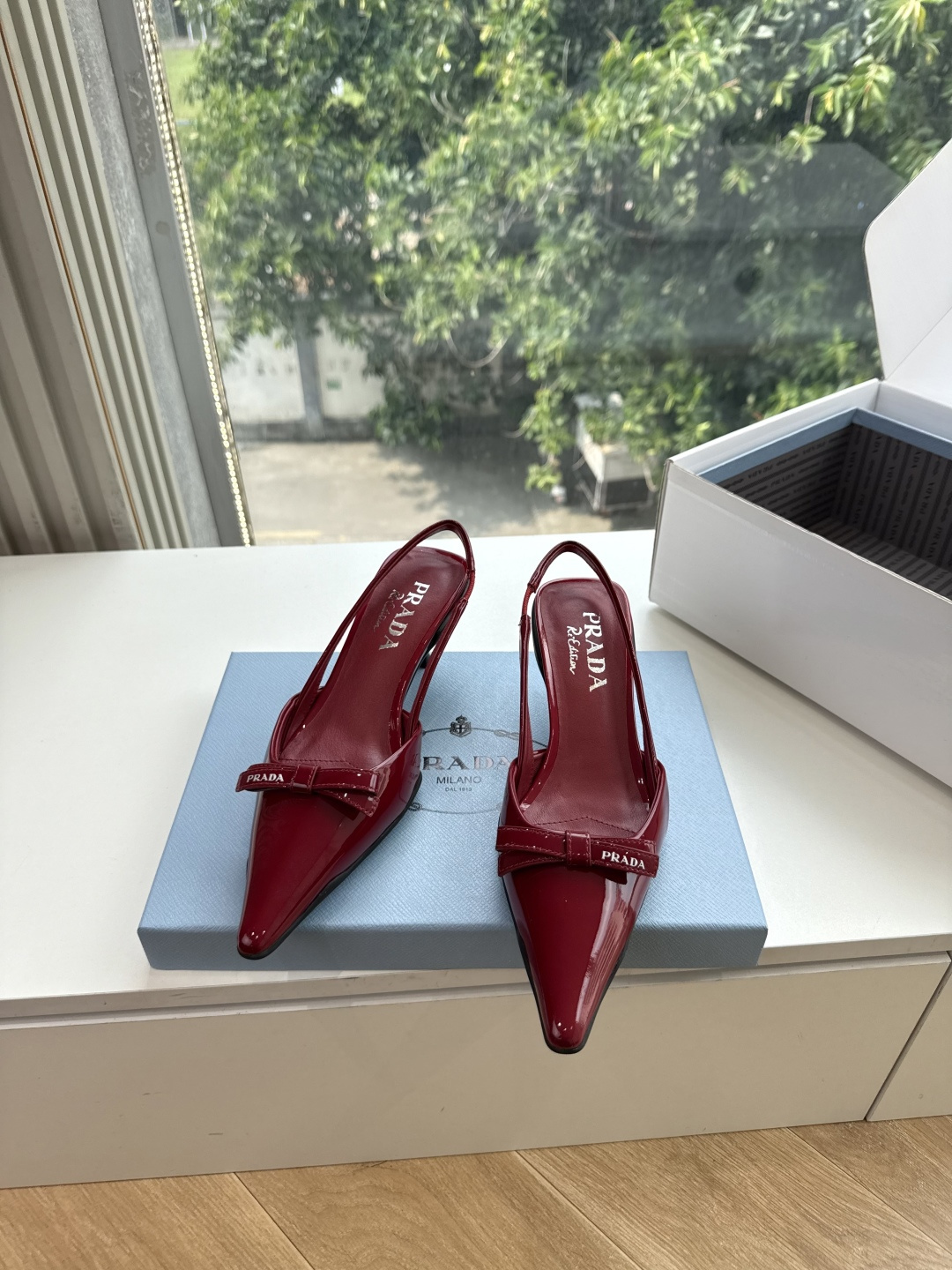 G887[微笑]新款 Prada 普拉达走秀款尖头镂空高跟鞋 复古老钱风单鞋/凉鞋 未来科技感满满 时尚界久违的极简之美