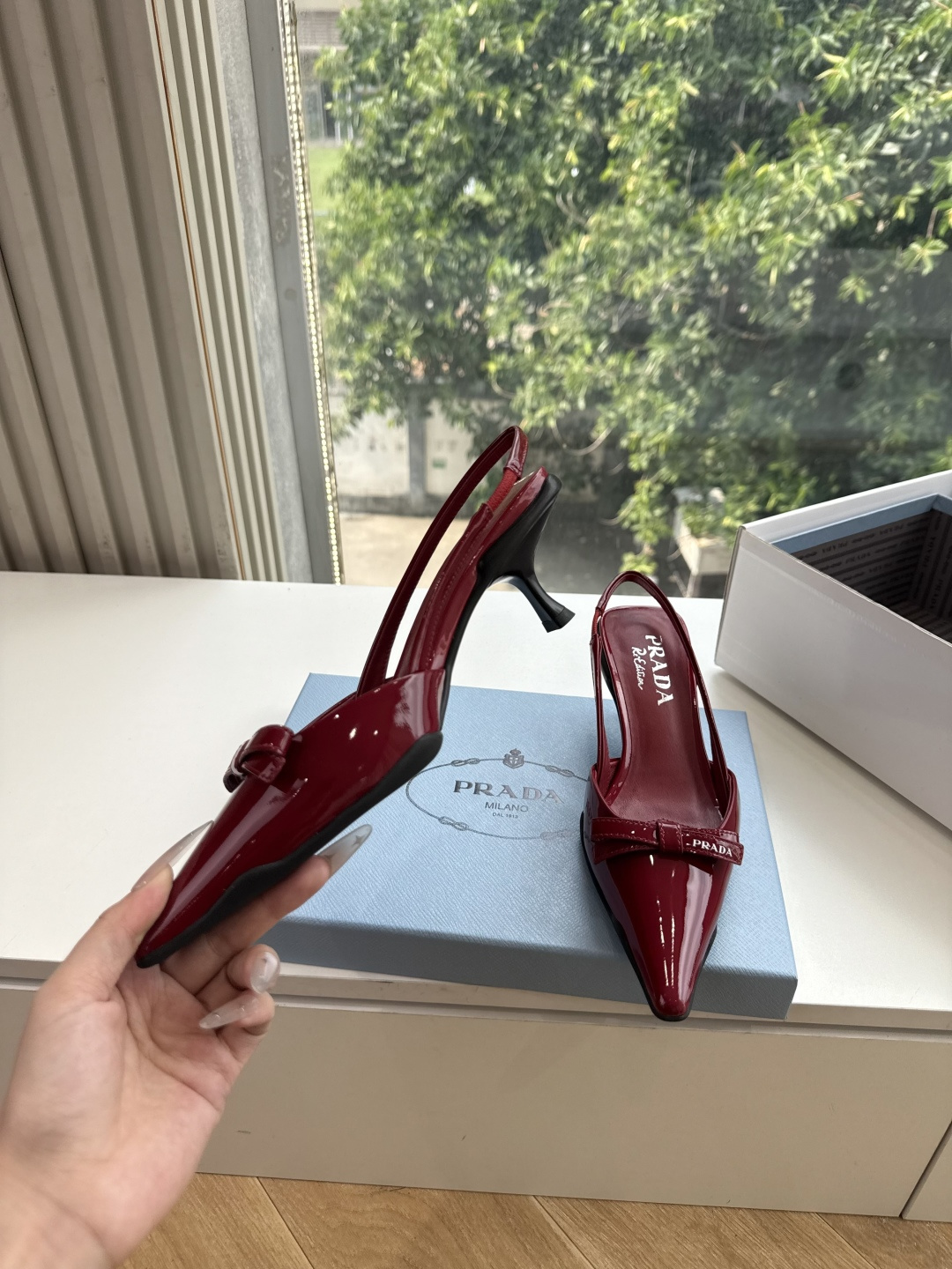 G887[微笑]新款 Prada 普拉达走秀款尖头镂空高跟鞋 复古老钱风单鞋/凉鞋 未来科技感满满 时尚界久违的极简之美