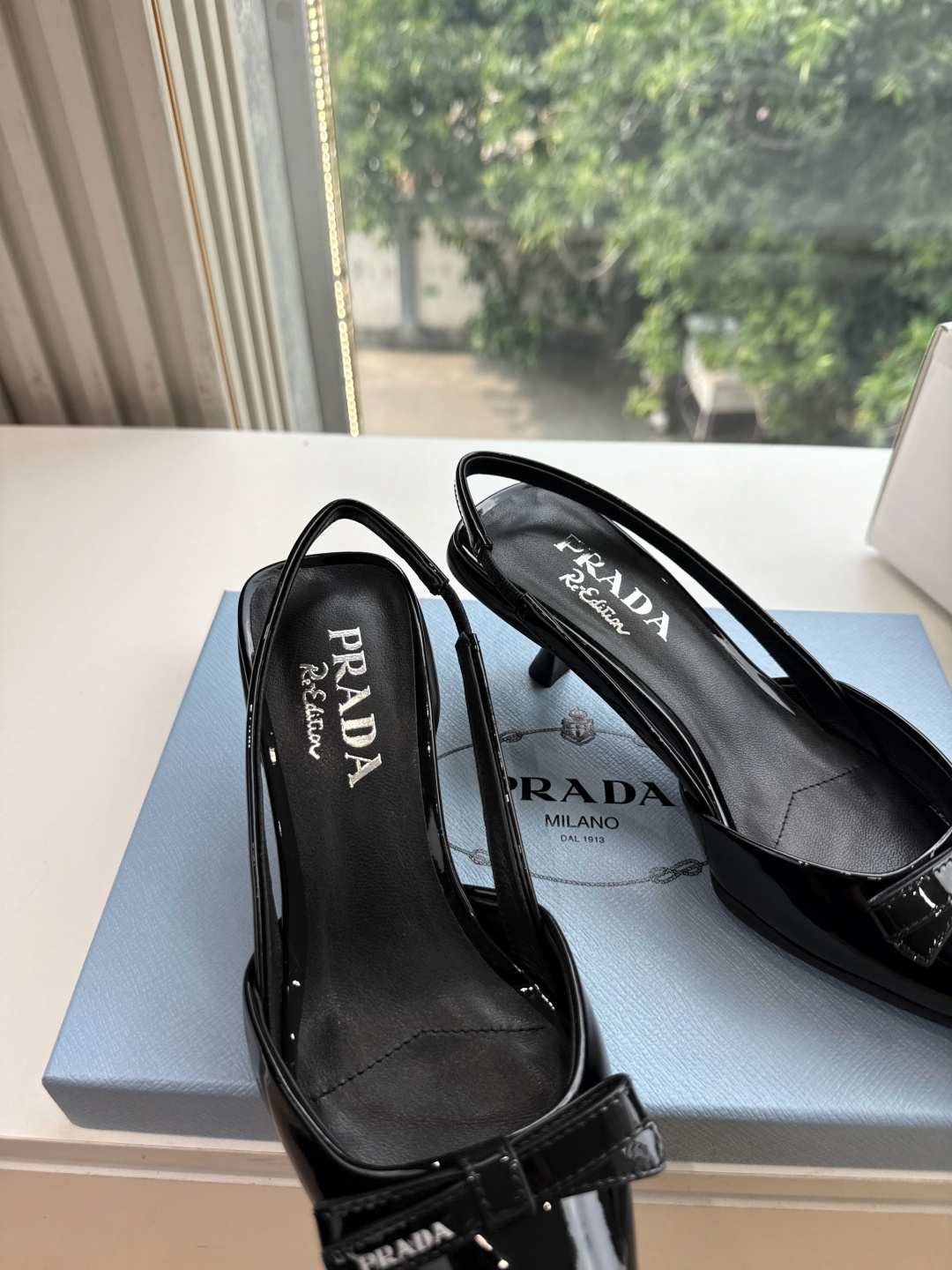 G887[微笑]新款 Prada 普拉达走秀款尖头镂空高跟鞋 复古老钱风单鞋/凉鞋 未来科技感满满 时尚界久违的极简之美