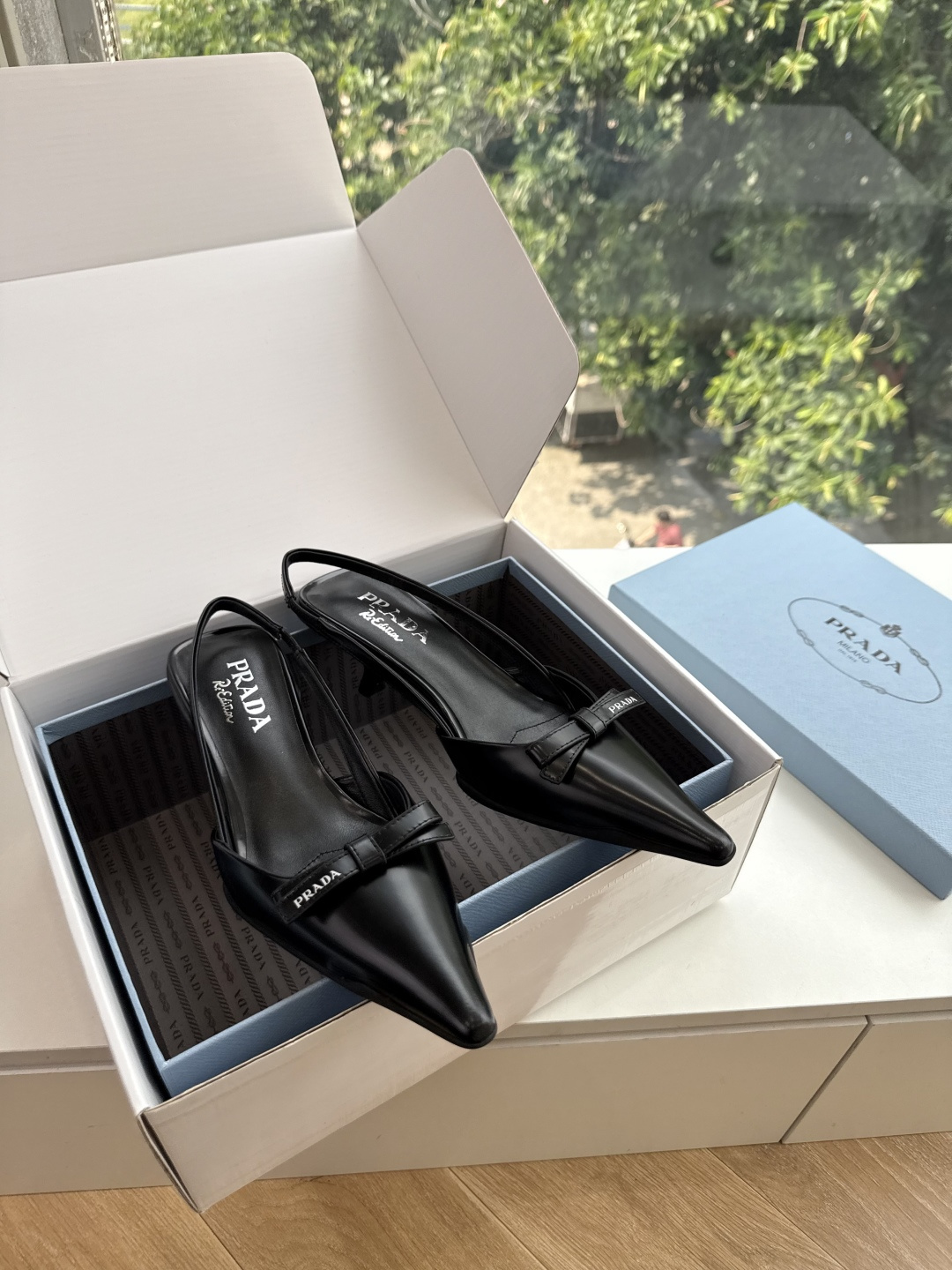 G887[微笑]新款 Prada 普拉达走秀款尖头镂空高跟鞋 复古老钱风单鞋/凉鞋 未来科技感满满 时尚界久违的极简之美