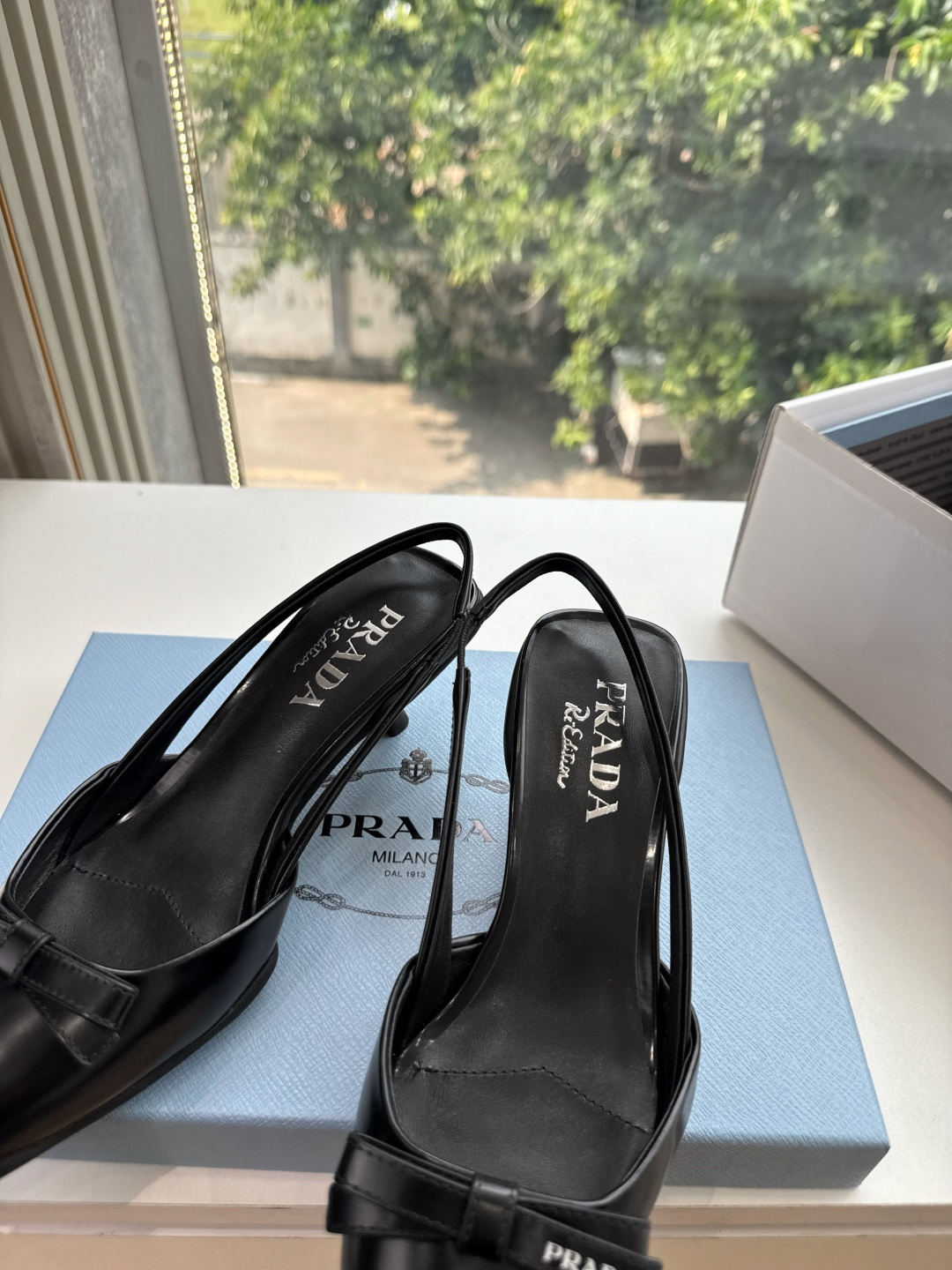 G887[微笑]新款 Prada 普拉达走秀款尖头镂空高跟鞋 复古老钱风单鞋/凉鞋 未来科技感满满 时尚界久违的极简之美