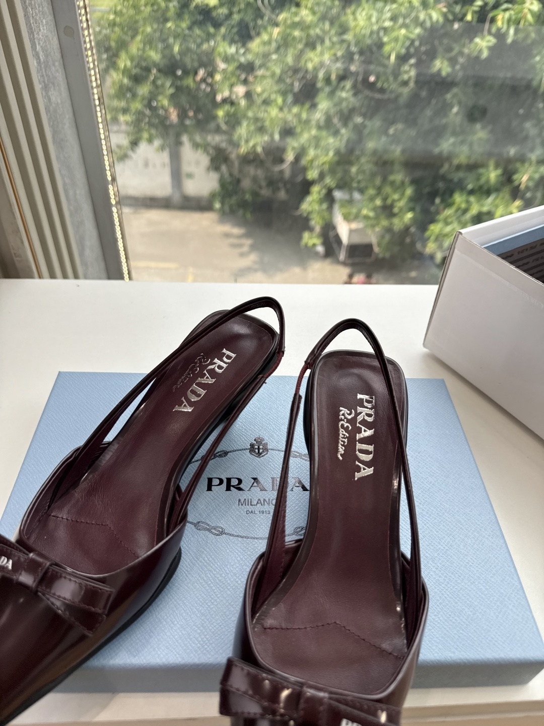 G887[微笑]新款 Prada 普拉达走秀款尖头镂空高跟鞋 复古老钱风单鞋/凉鞋 未来科技感满满 时尚界久违的极简之美