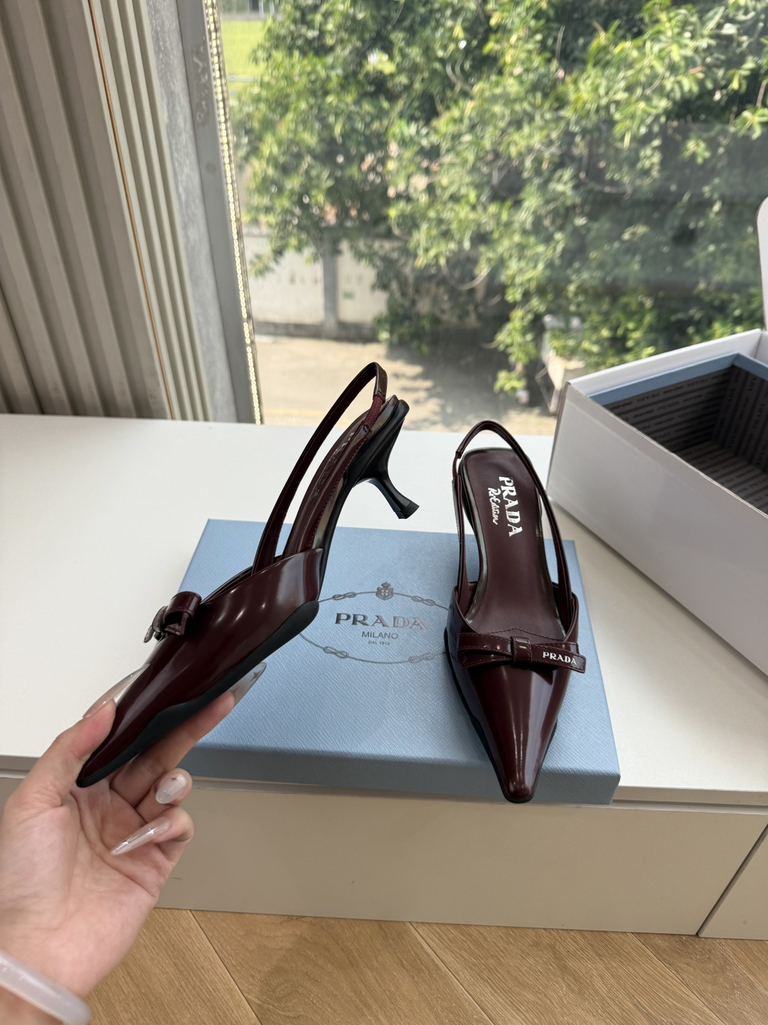 G887[微笑]新款 Prada 普拉达走秀款尖头镂空高跟鞋 复古老钱风单鞋/凉鞋 未来科技感满满 时尚界久违的极简之美