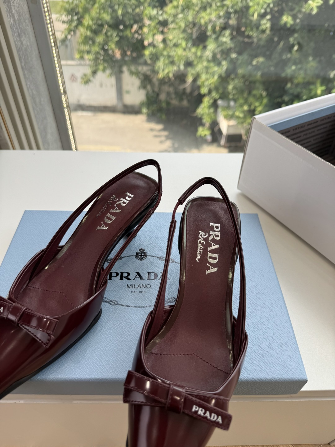 G887[微笑]新款 Prada 普拉达走秀款尖头镂空高跟鞋 复古老钱风单鞋/凉鞋 未来科技感满满 时尚界久违的极简之美