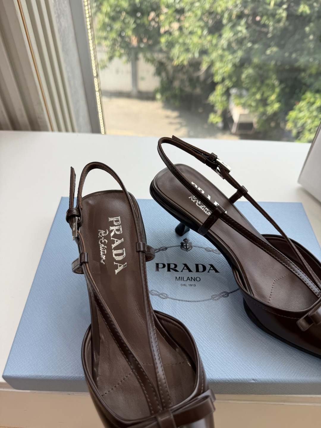 G887[微笑]新款 Prada 普拉达走秀款尖头镂空高跟鞋 复古老钱风单鞋/凉鞋 未来科技感满满 时尚界久违的极简之美