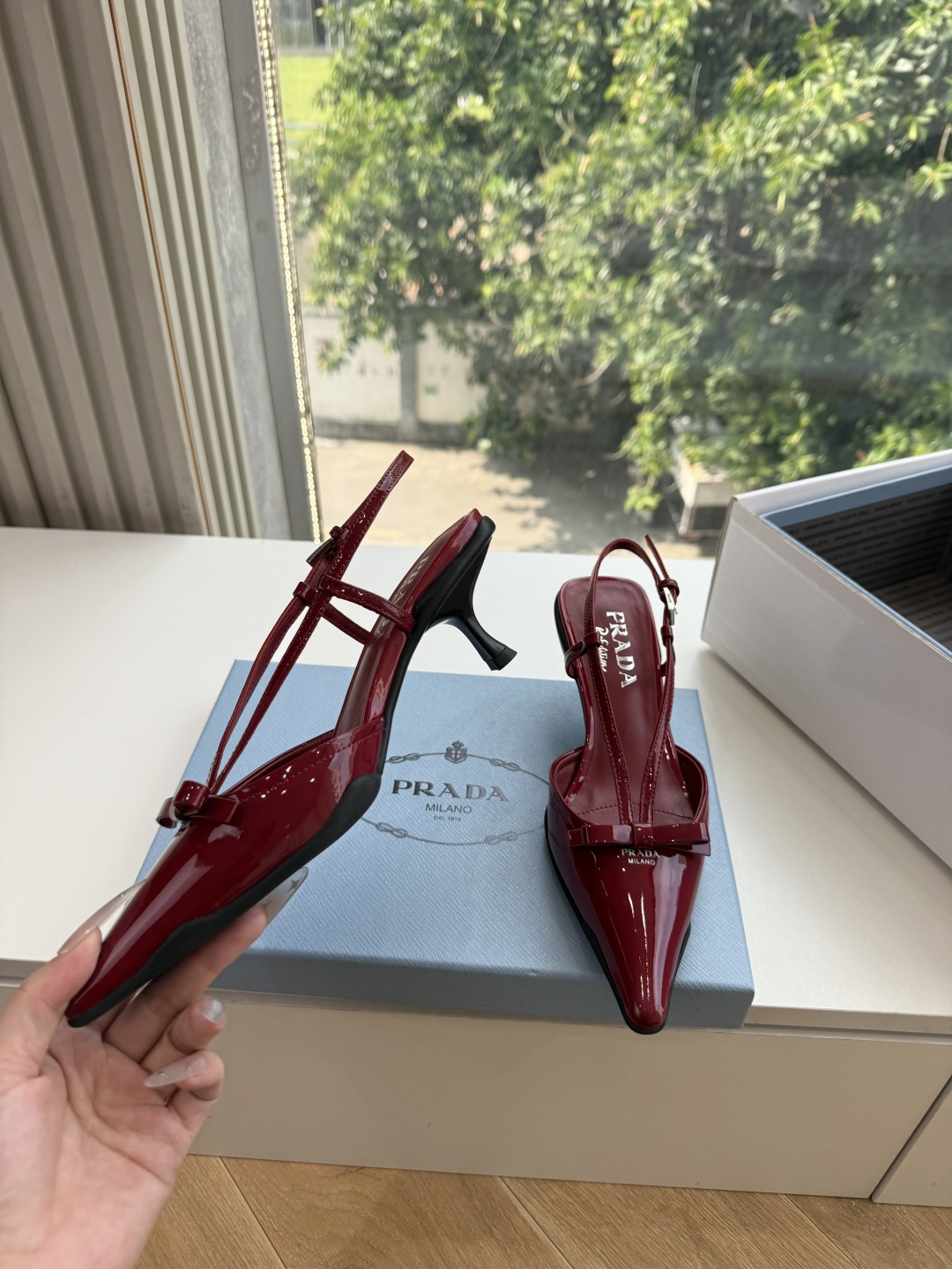 G887[微笑]新款 Prada 普拉达走秀款尖头镂空高跟鞋 复古老钱风单鞋/凉鞋 未来科技感满满 时尚界久违的极简之美