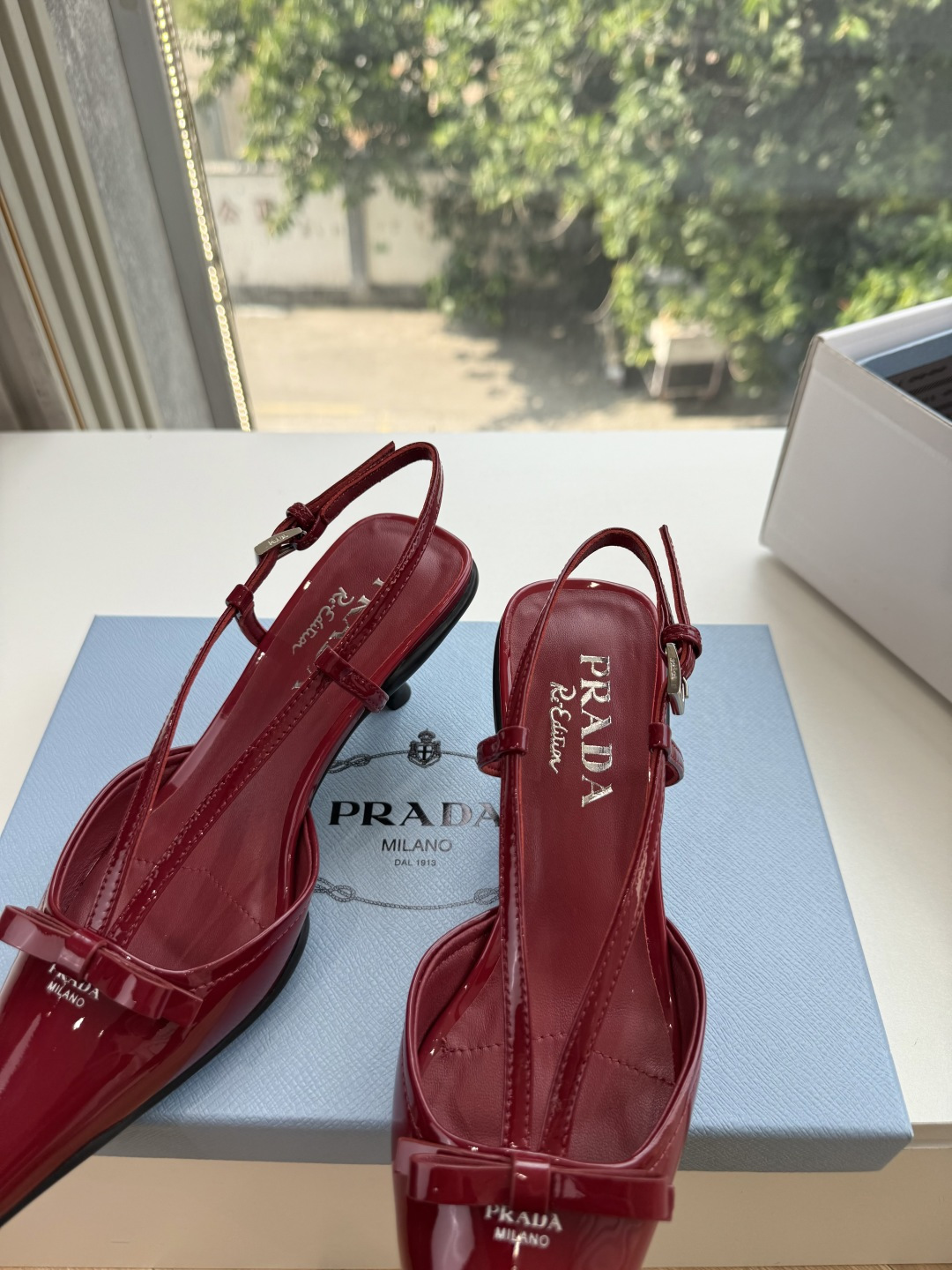 G887[微笑]新款 Prada 普拉达走秀款尖头镂空高跟鞋 复古老钱风单鞋/凉鞋 未来科技感满满 时尚界久违的极简之美