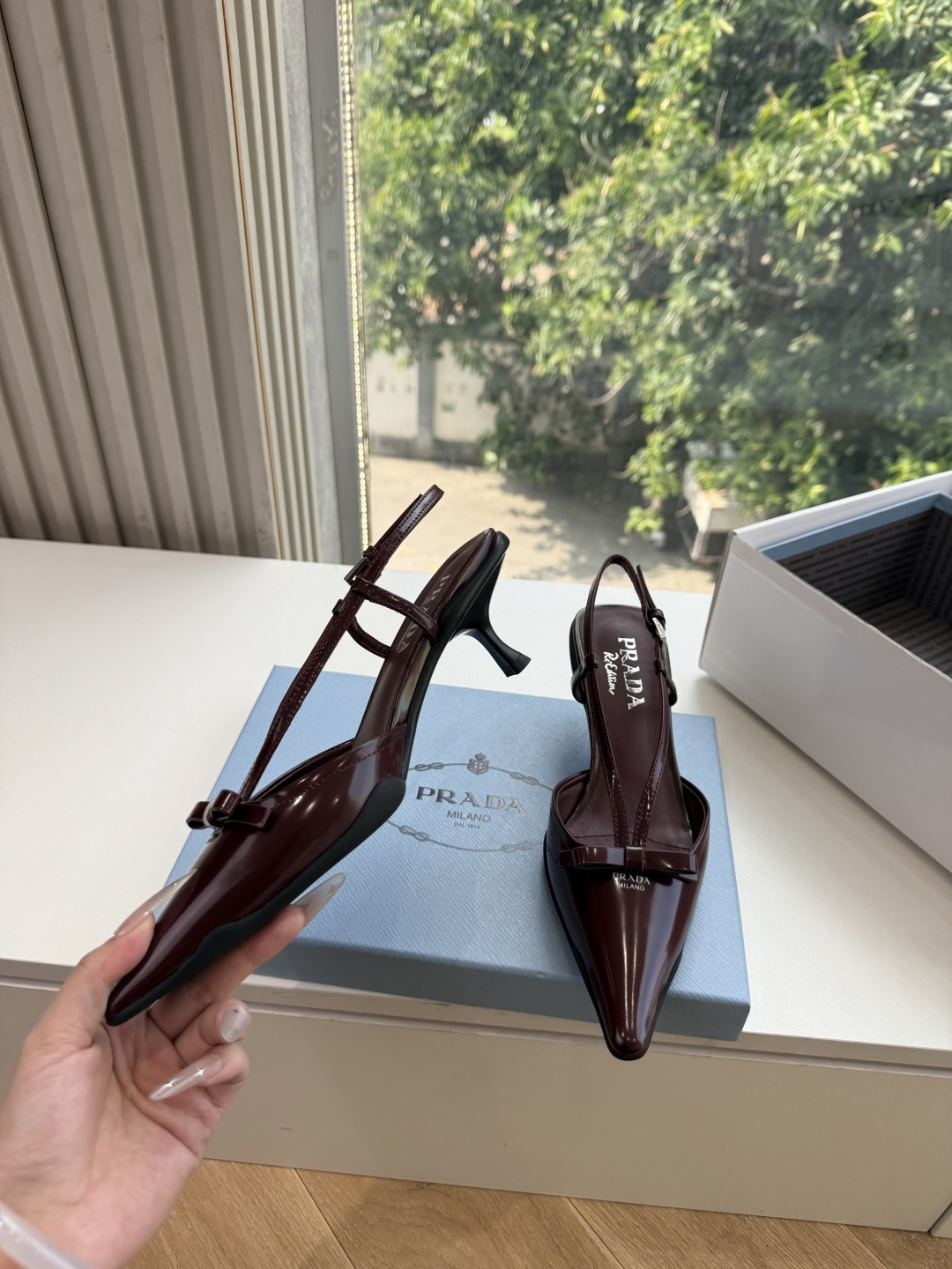 G887[微笑]新款 Prada 普拉达走秀款尖头镂空高跟鞋 复古老钱风单鞋/凉鞋 未来科技感满满 时尚界久违的极简之美