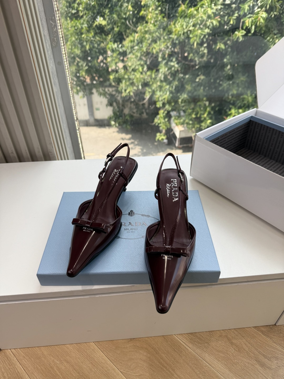 G887[微笑]新款 Prada 普拉达走秀款尖头镂空高跟鞋 复古老钱风单鞋/凉鞋 未来科技感满满 时尚界久违的极简之美