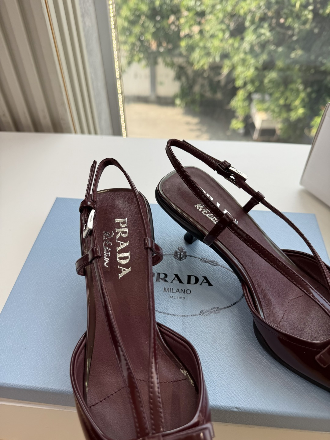 G887[微笑]新款 Prada 普拉达走秀款尖头镂空高跟鞋 复古老钱风单鞋/凉鞋 未来科技感满满 时尚界久违的极简之美