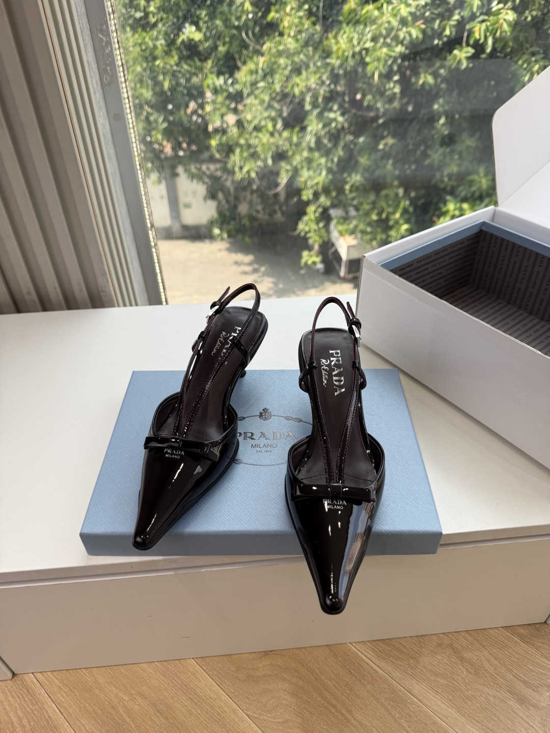 G887[微笑]新款 Prada 普拉达走秀款尖头镂空高跟鞋 复古老钱风单鞋/凉鞋 未来科技感满满 时尚界久违的极简之美