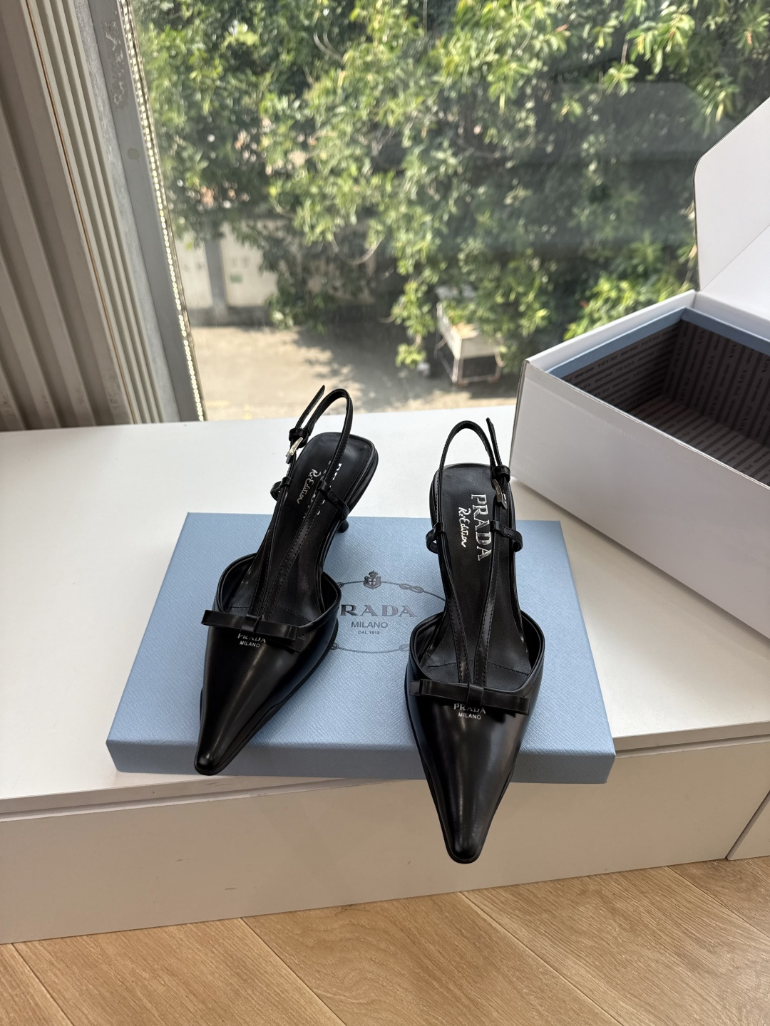 G887[微笑]新款 Prada 普拉达走秀款尖头镂空高跟鞋 复古老钱风单鞋/凉鞋 未来科技感满满 时尚界久违的极简之美