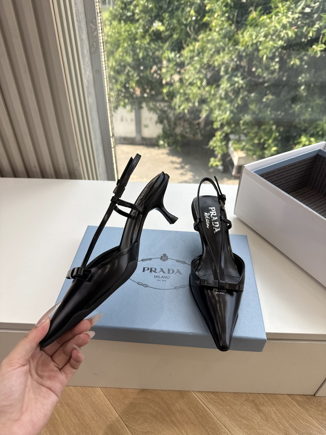 G887[微笑]新款 Prada 普拉达走秀款尖头镂空高跟鞋 复古老钱风单鞋/凉鞋 未来科技感满满 时尚界久违的极简之美