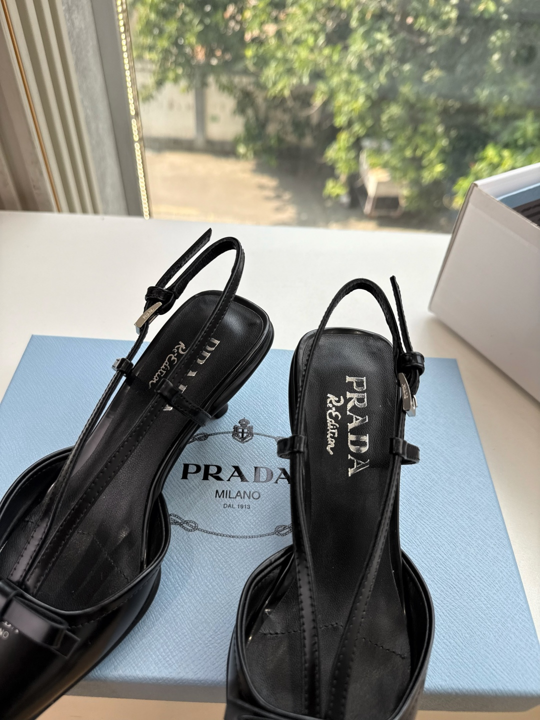 G887[微笑]新款 Prada 普拉达走秀款尖头镂空高跟鞋 复古老钱风单鞋/凉鞋 未来科技感满满 时尚界久违的极简之美
